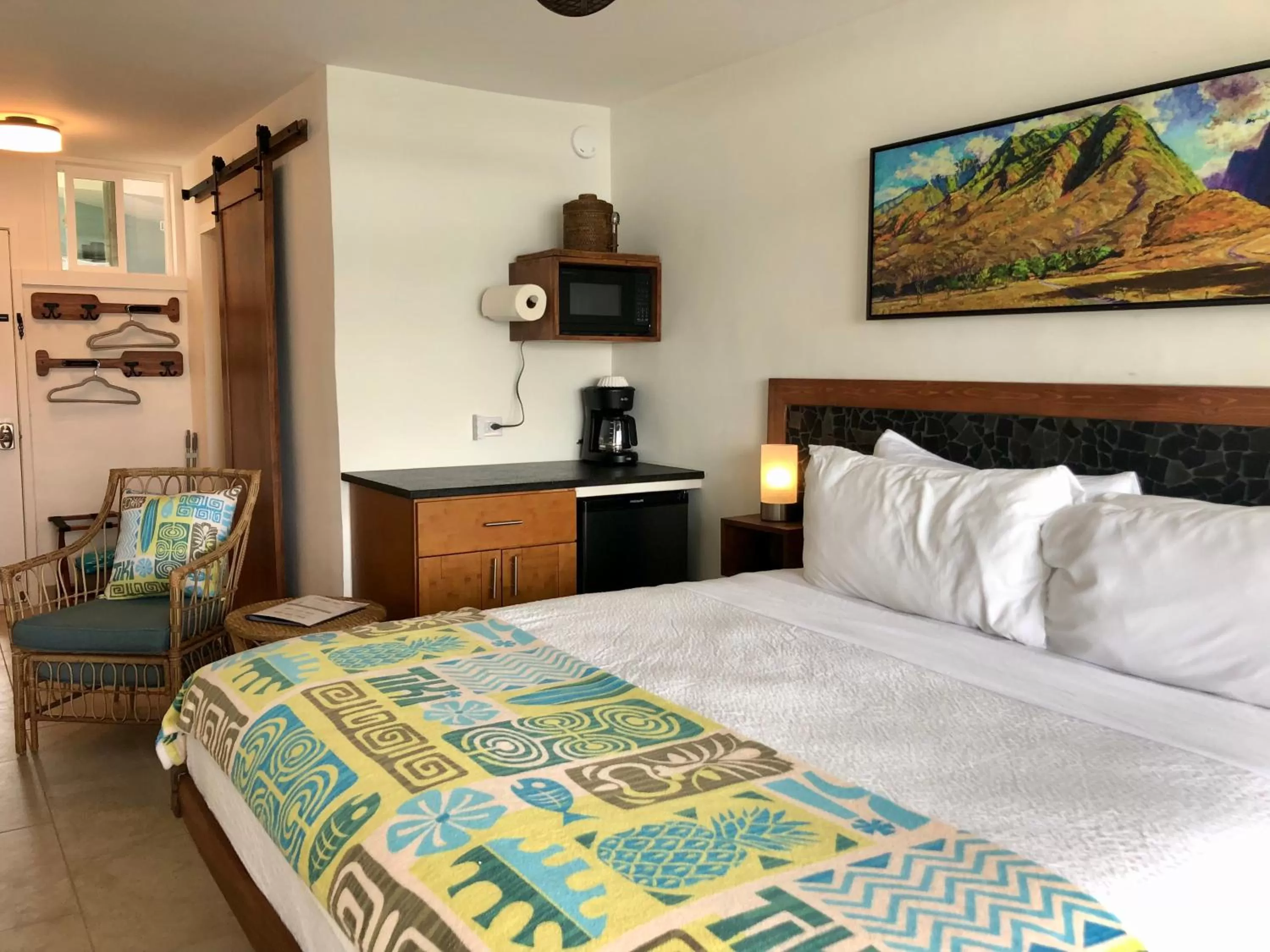 Photo of the whole room, Bed in Kona Tiki Hotel - No Resort Fees