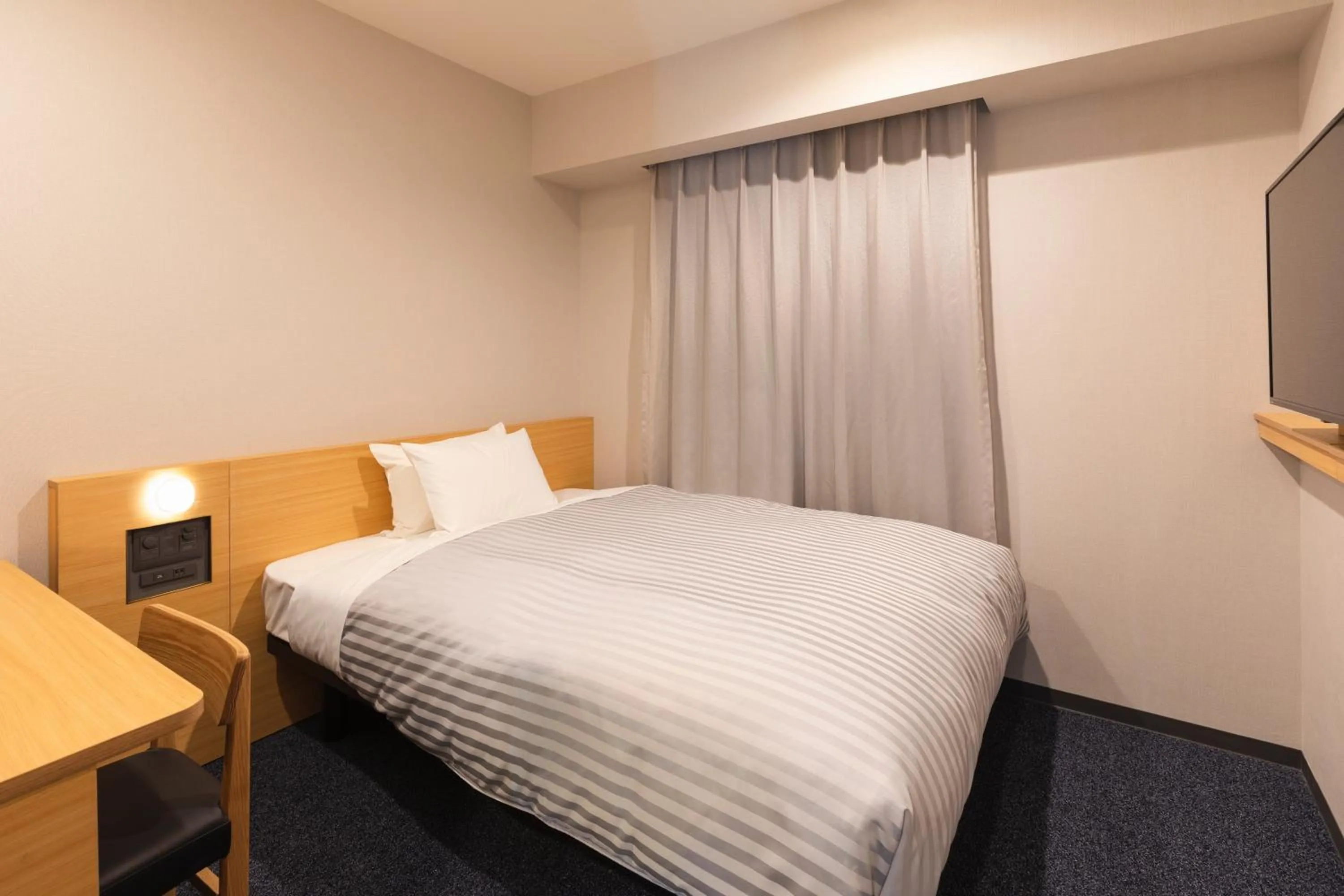 Bed in Sotetsu Fresa Inn Daimon