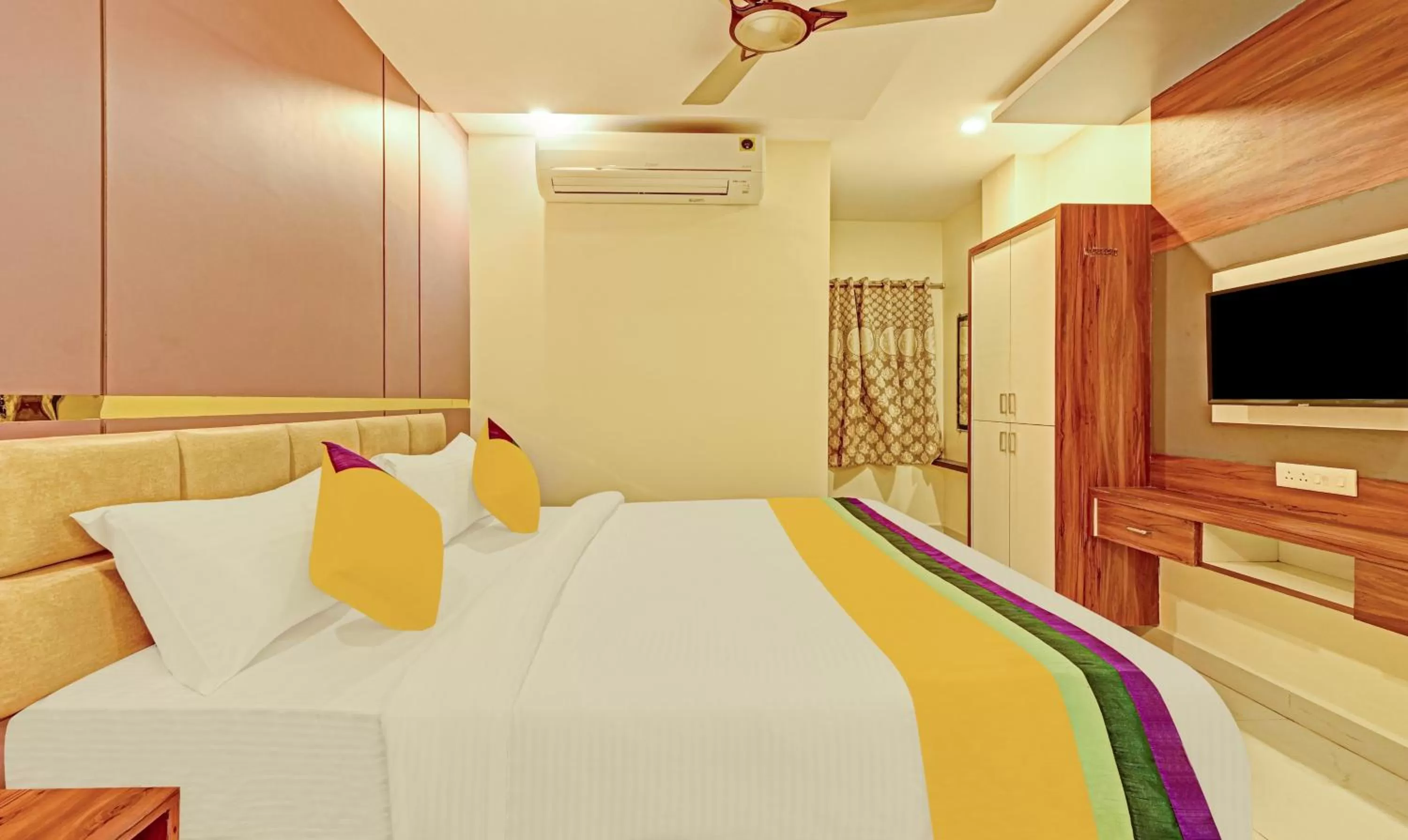 Bedroom, Bed in Itsy Hotels Sri Sai Grand Inn
