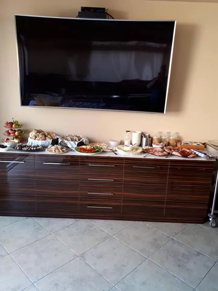 Breakfast, TV/Entertainment Center in Pole Position Beach Hotel