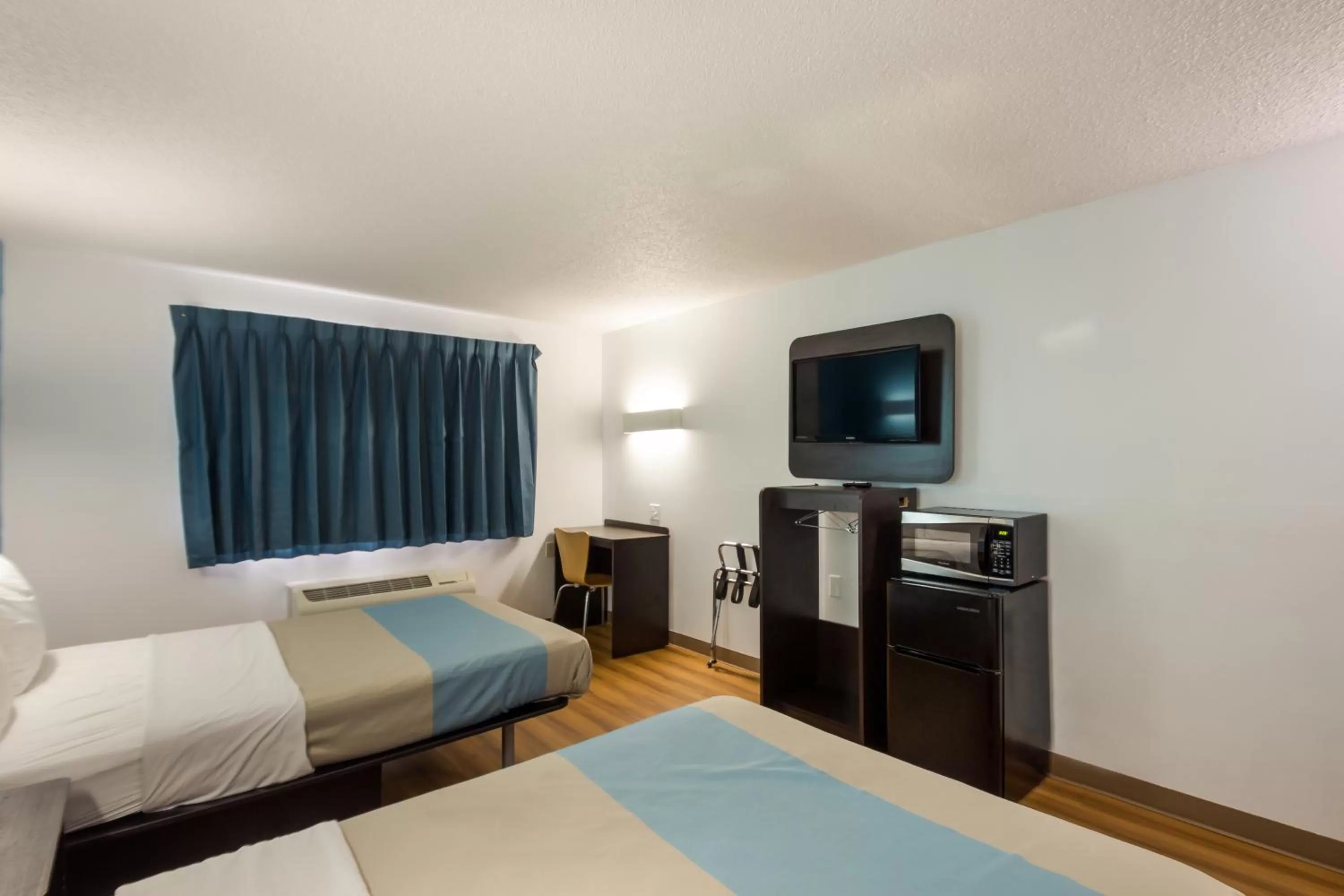 Photo of the whole room, Bed in Motel 6-Rothschild, WI