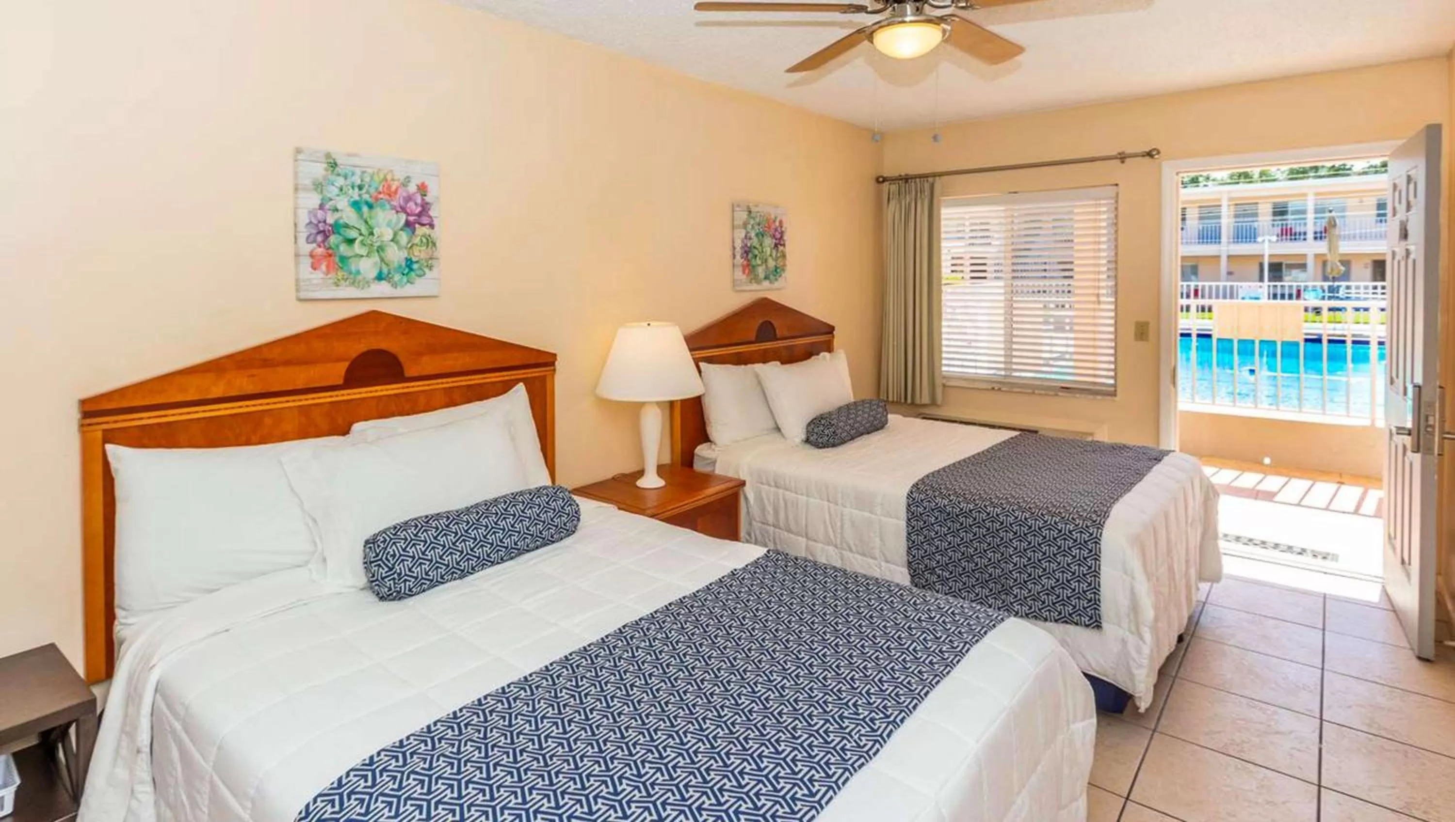 Photo of the whole room, Bed in Belleair Beach Resort Motel