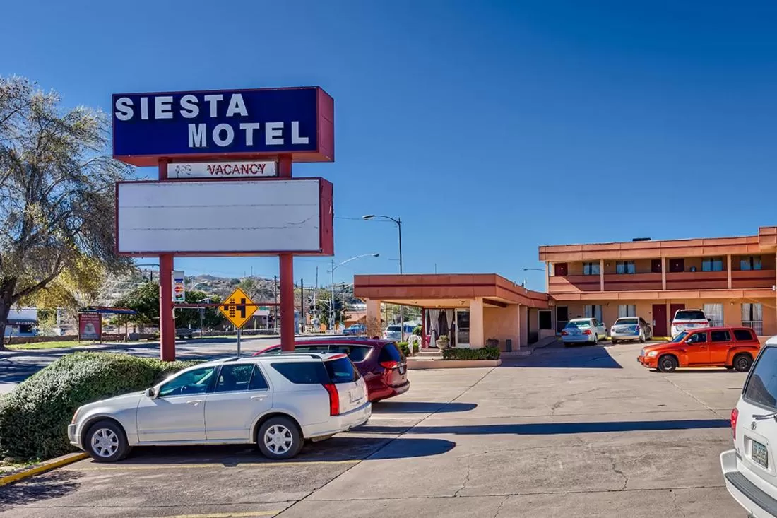 Parking in Siesta Motel