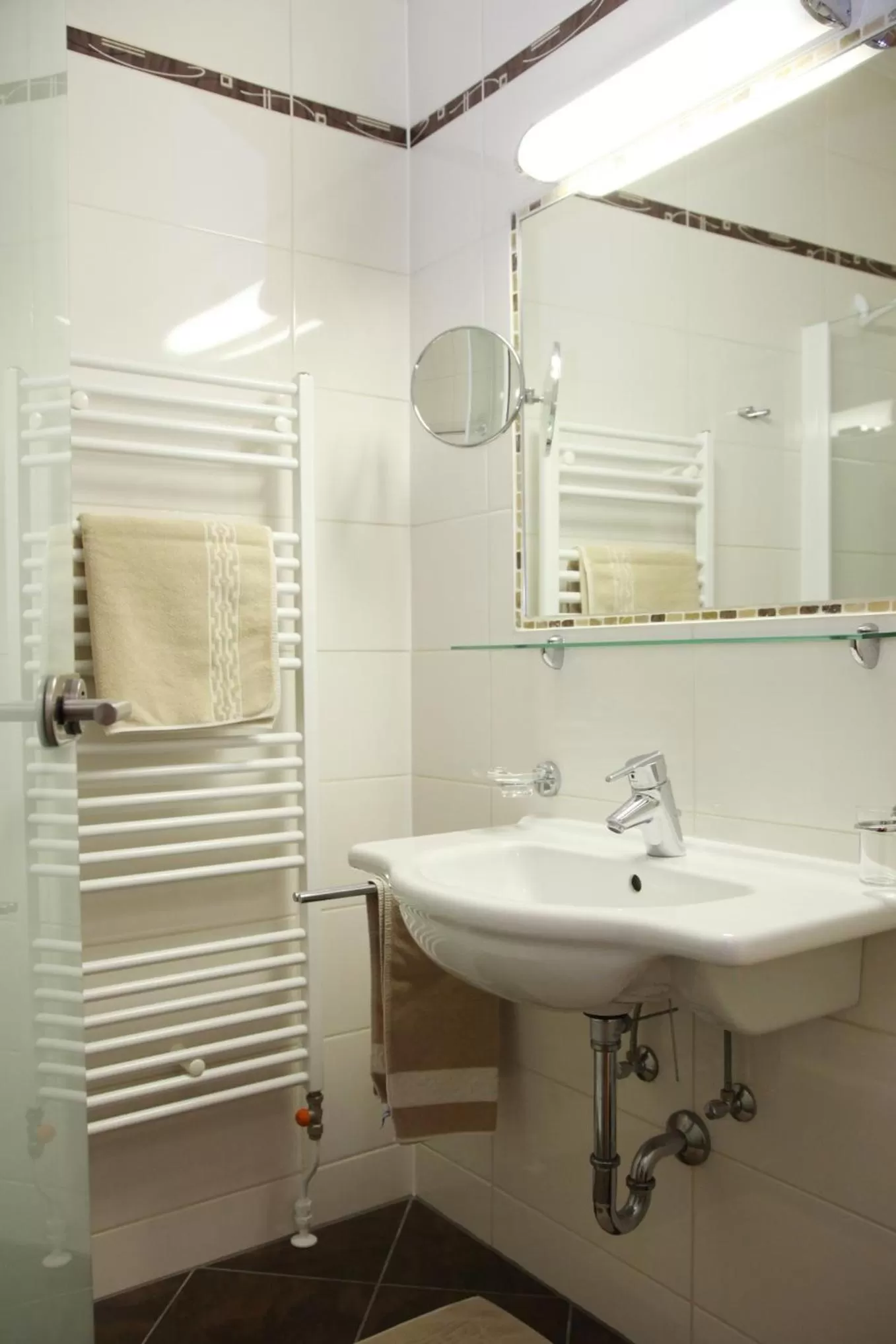 Bathroom in Tinschert Hotel-Restaurant-Partyservice