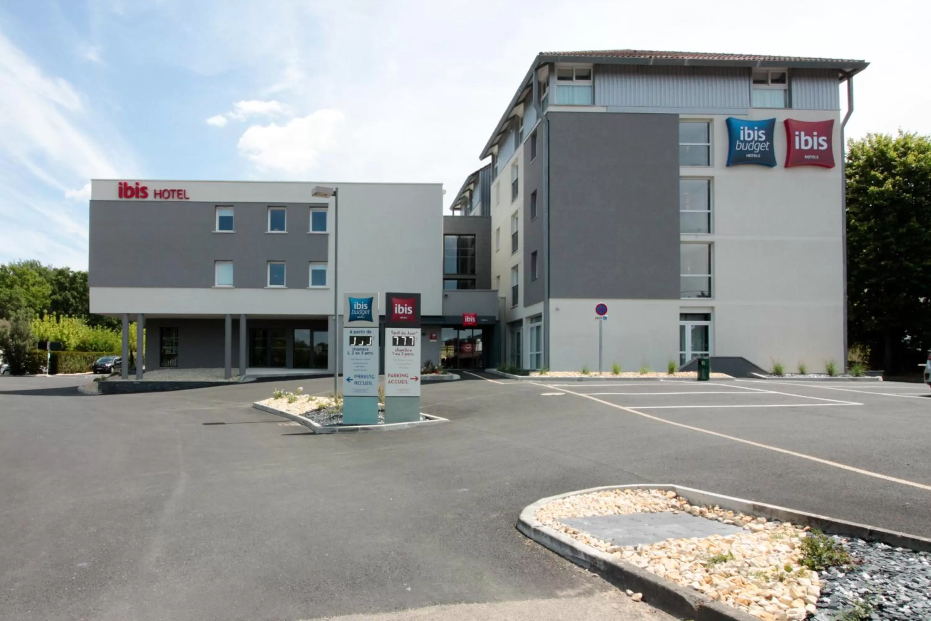 Property building in ibis Cahors