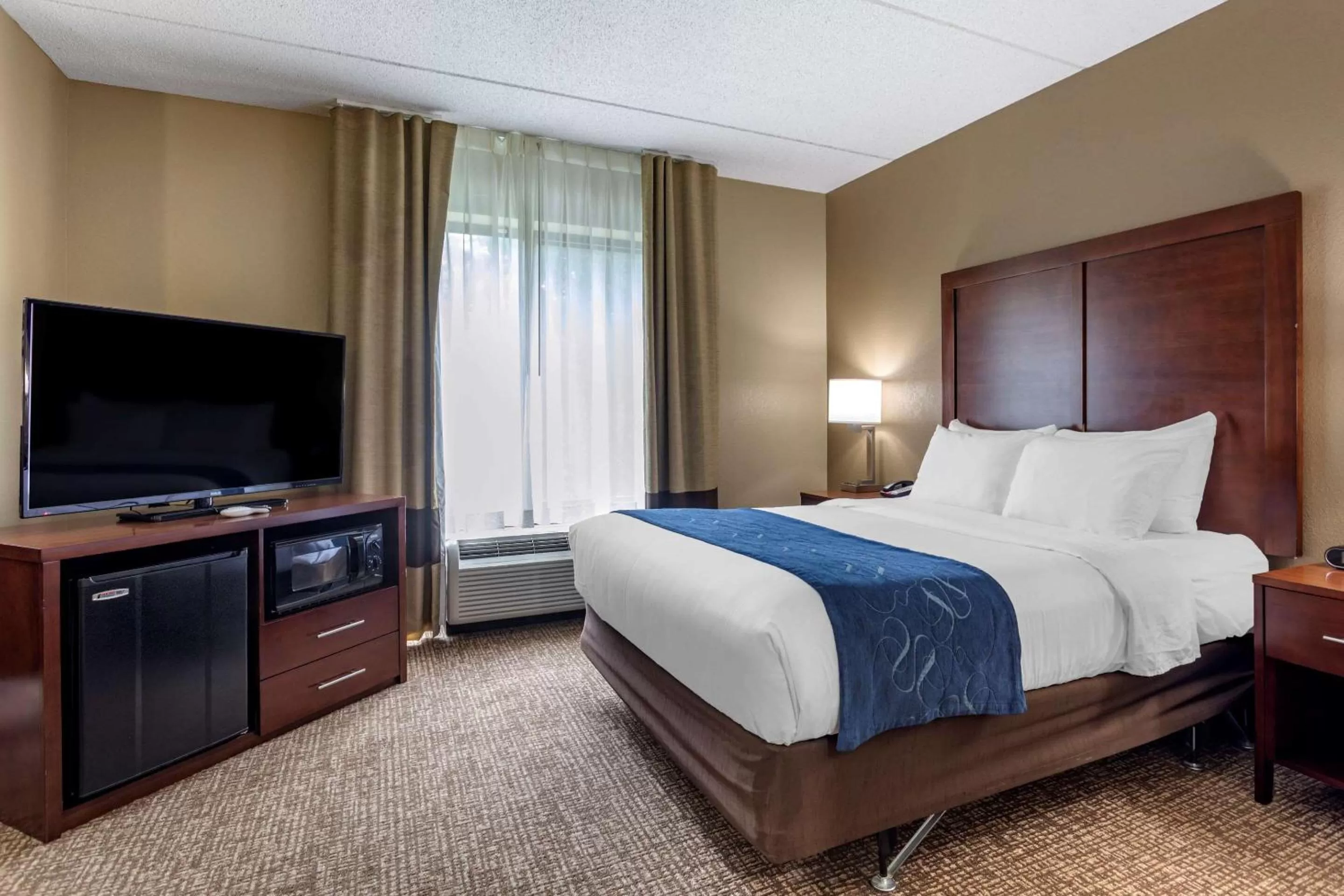 Photo of the whole room, Bed in Comfort Suites Manchester near Arnold AFB