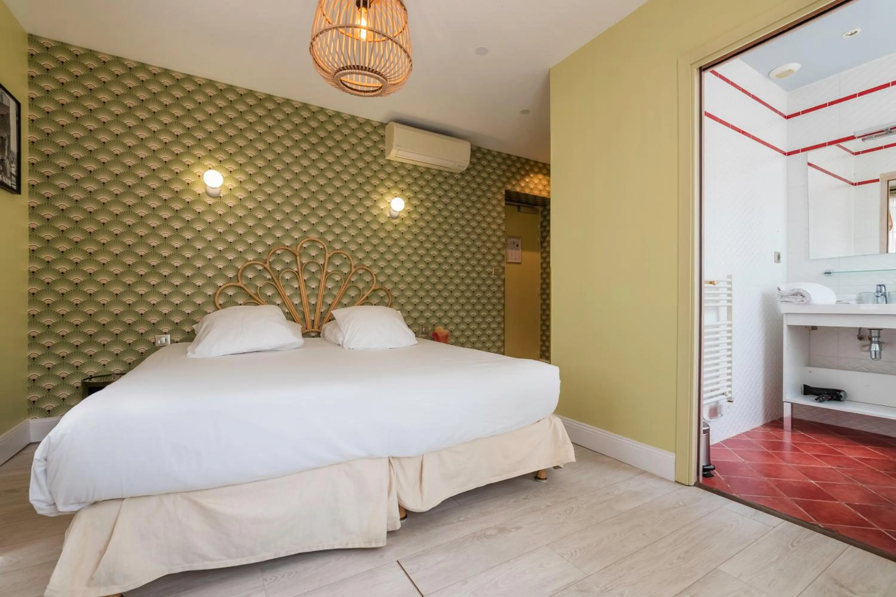 Bed in Hôtel Cosmopolitain