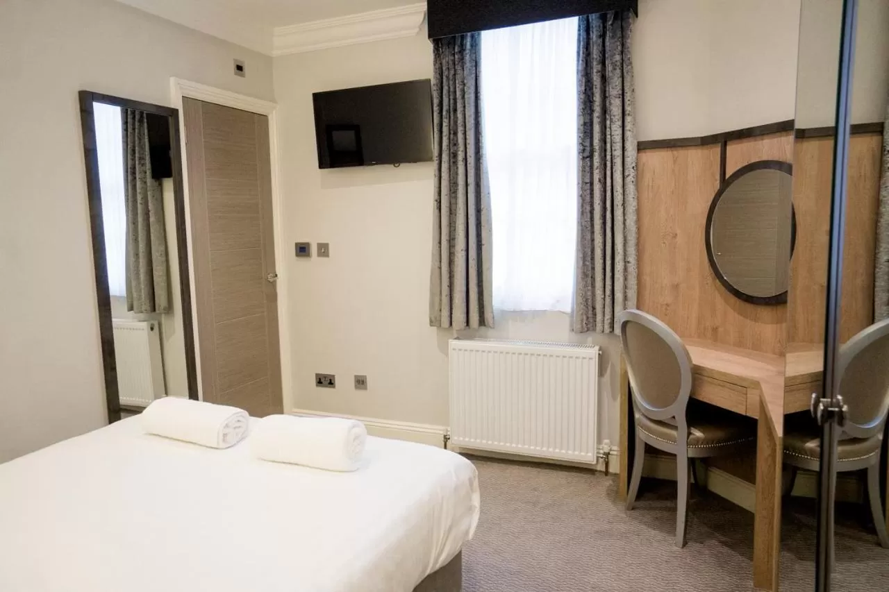 Bedroom, Bed in Best Western Buckingham Palace Rd