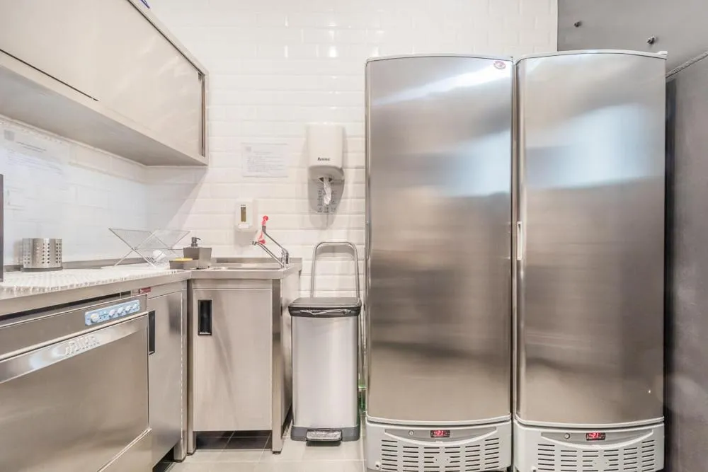 Communal kitchen in Be Lisbon Hostel Intendente