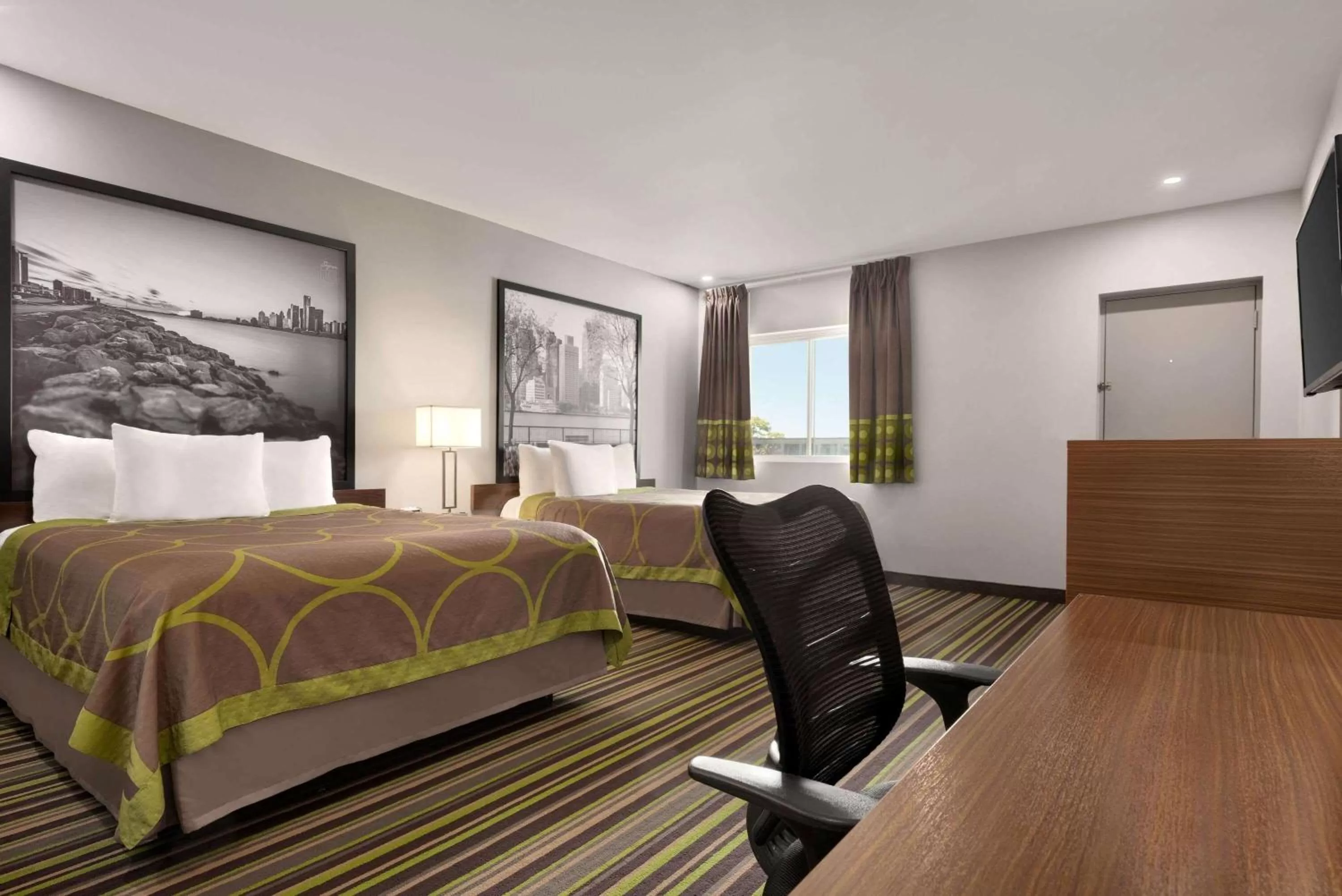 Photo of the whole room, Bed in Super 8 by Wyndham Windsor/Dougall