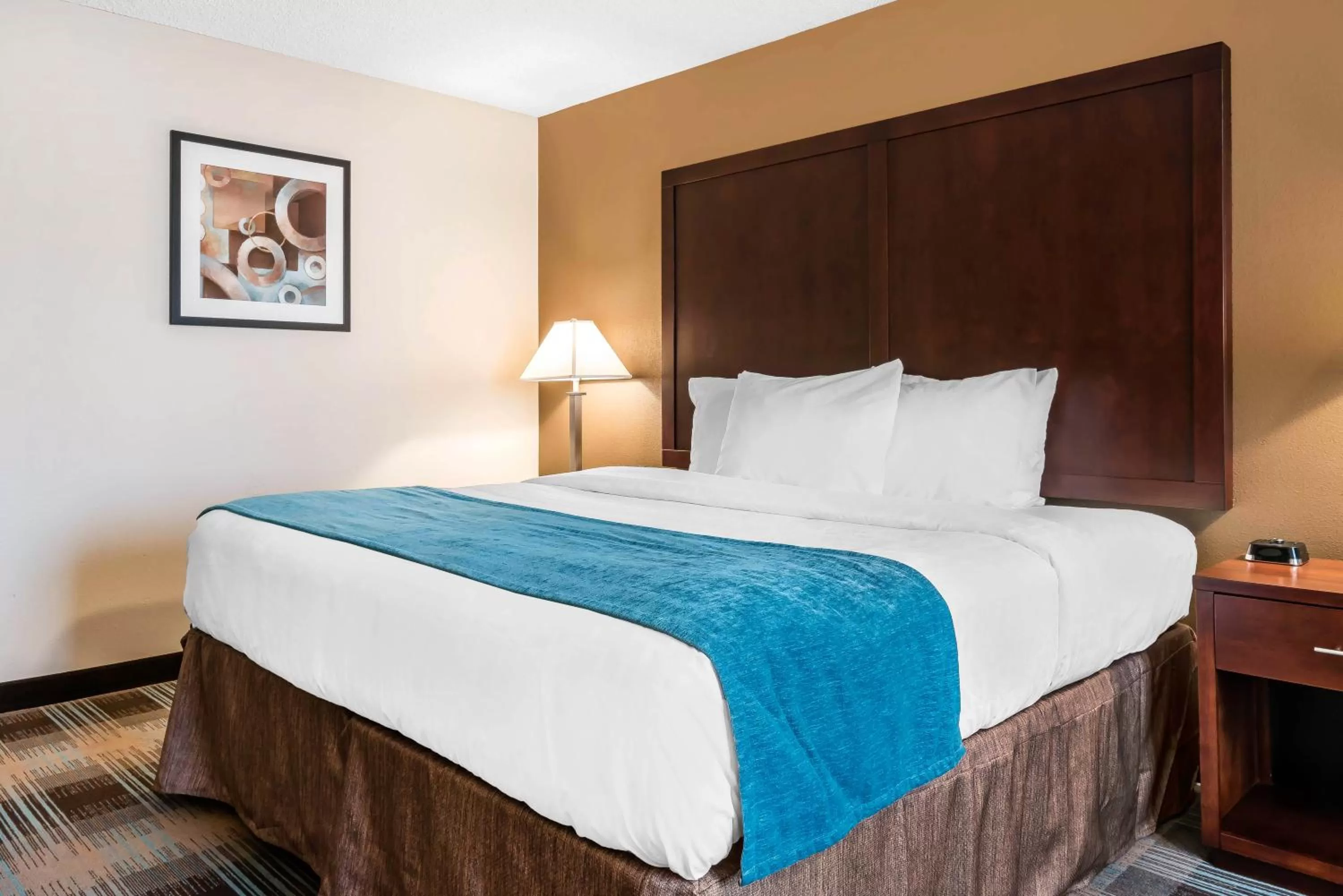 Bedroom, Bed in Oasis Inn Tacoma