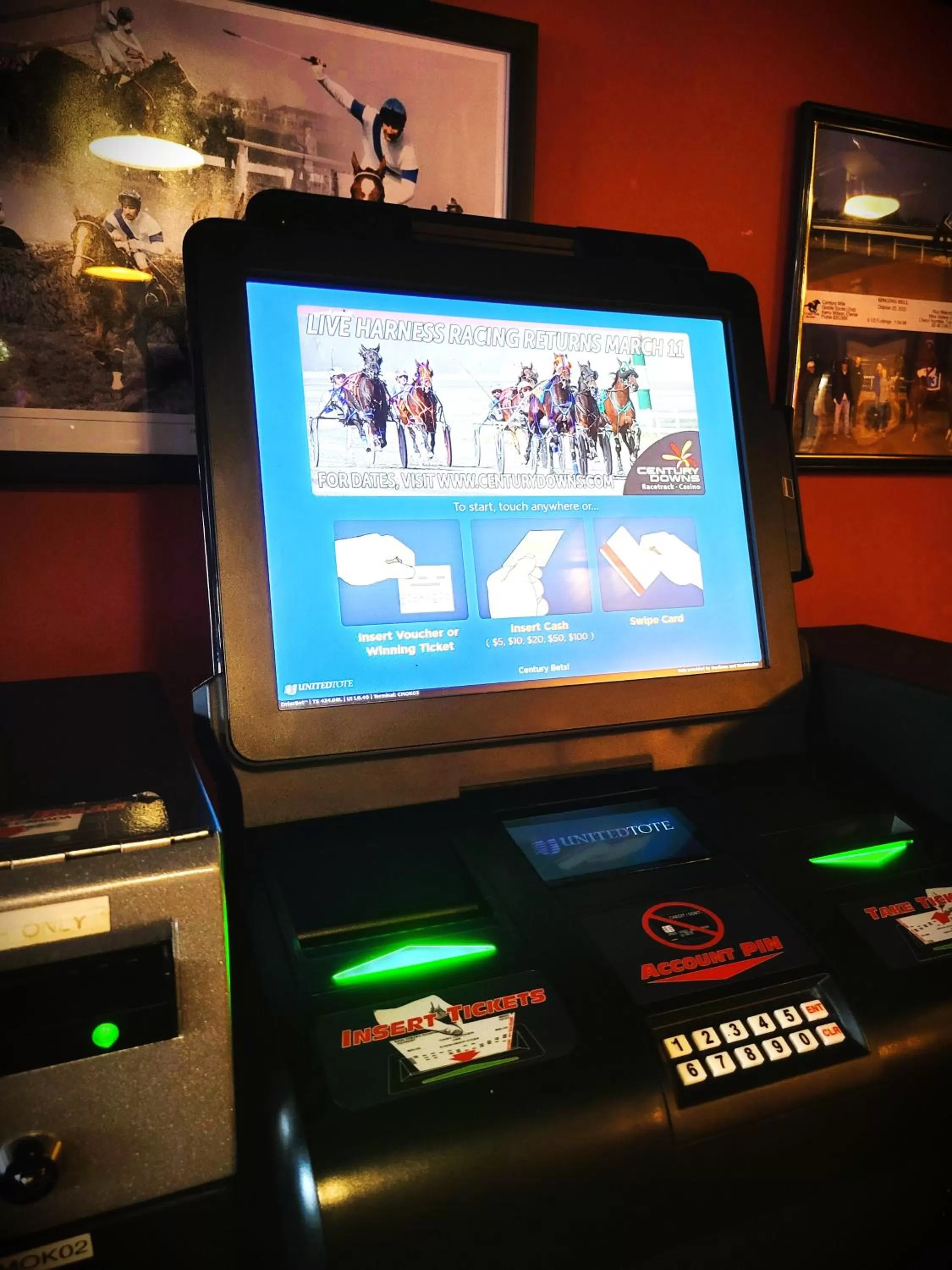 Restaurant/places to eat, TV/Entertainment Center in Royal Duke Hotel