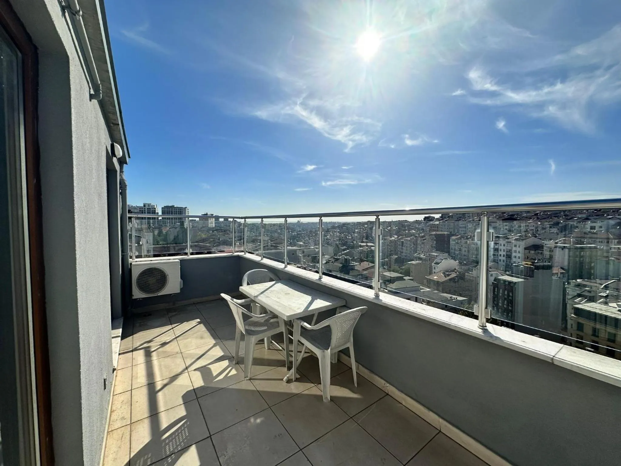 Day in Overland Residence