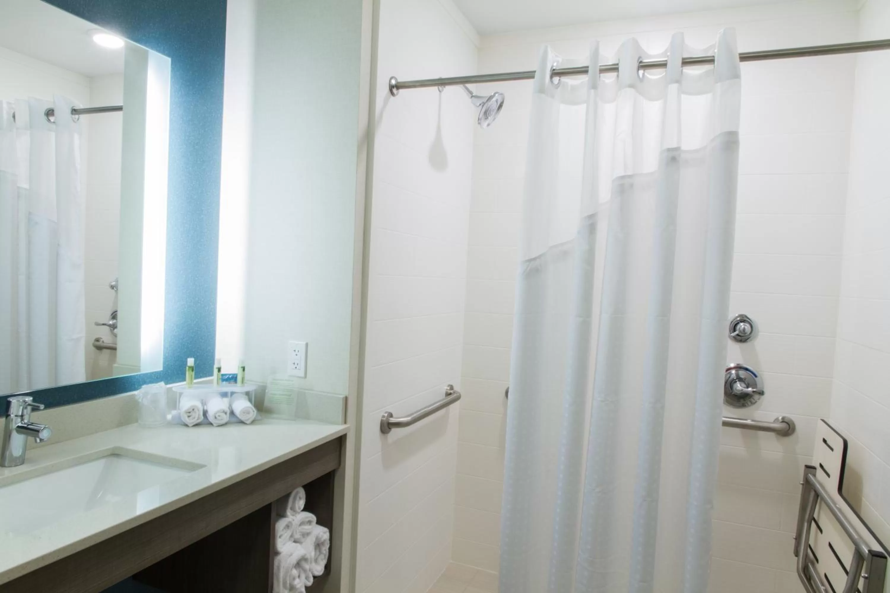 Photo of the whole room in Holiday Inn Express & Suites Litchfield by IHG