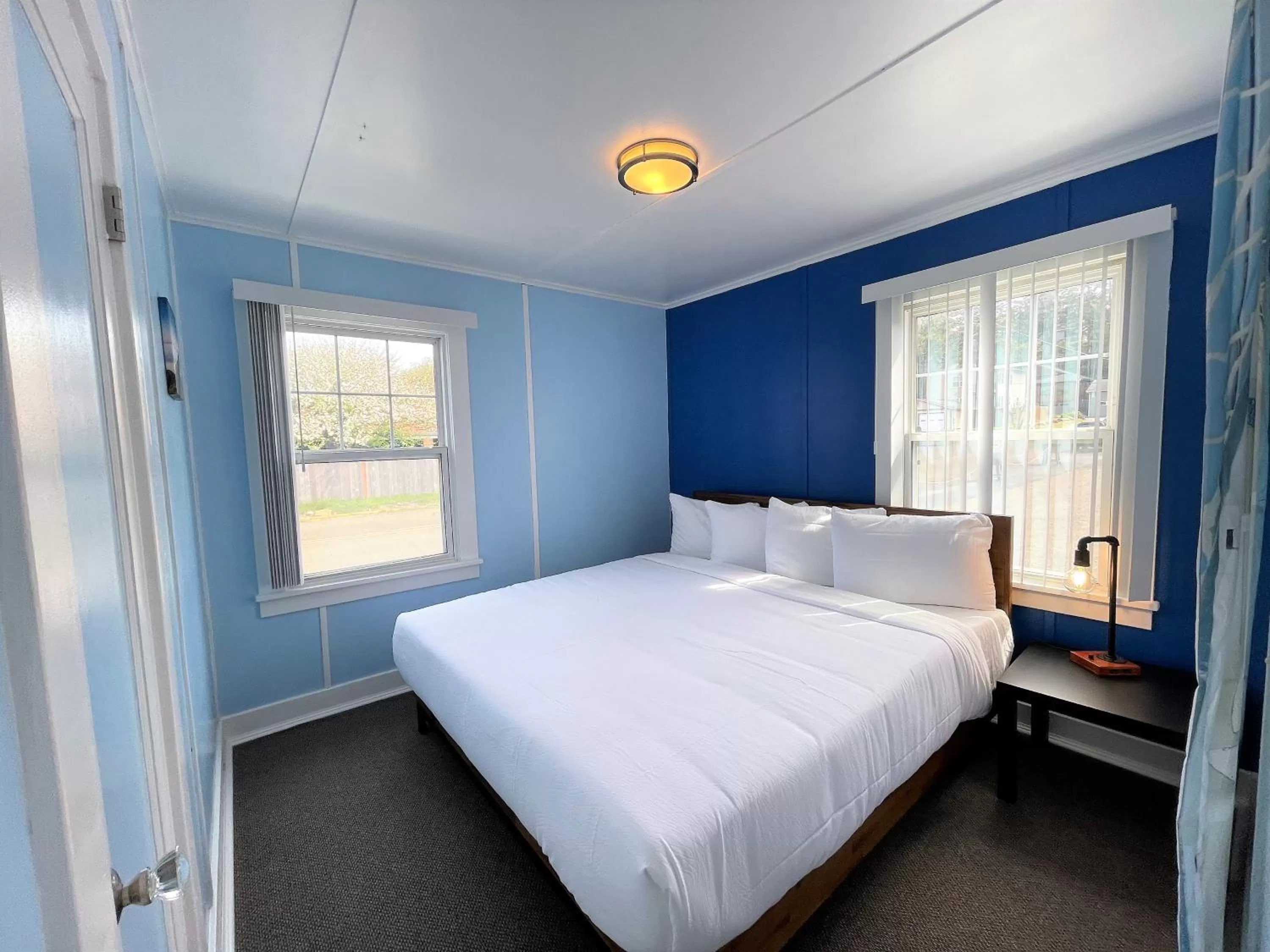 Bed in The Anchorage Motel