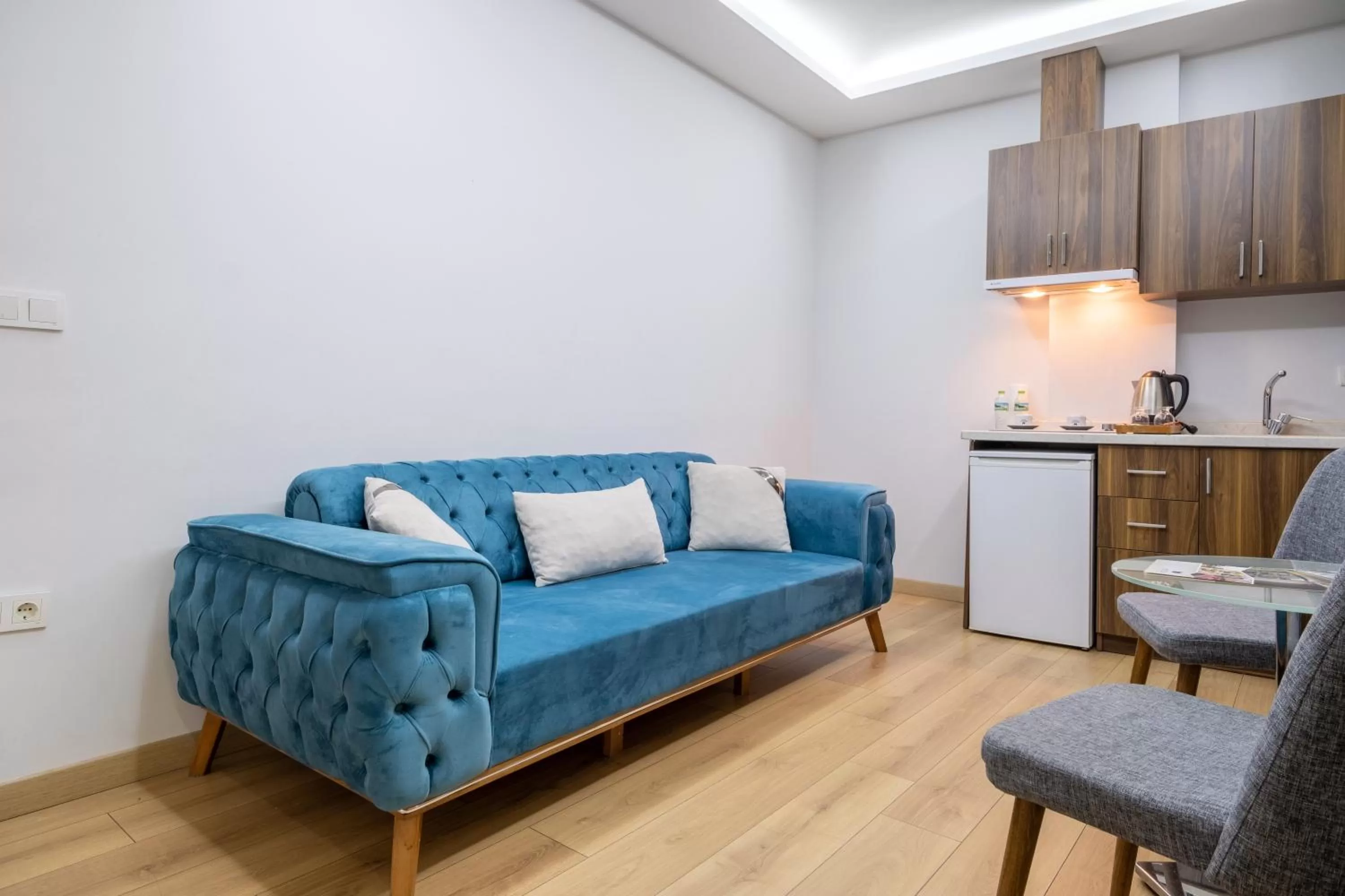 Kitchen or kitchenette, Seating Area in Beyzas Hotels & Suites