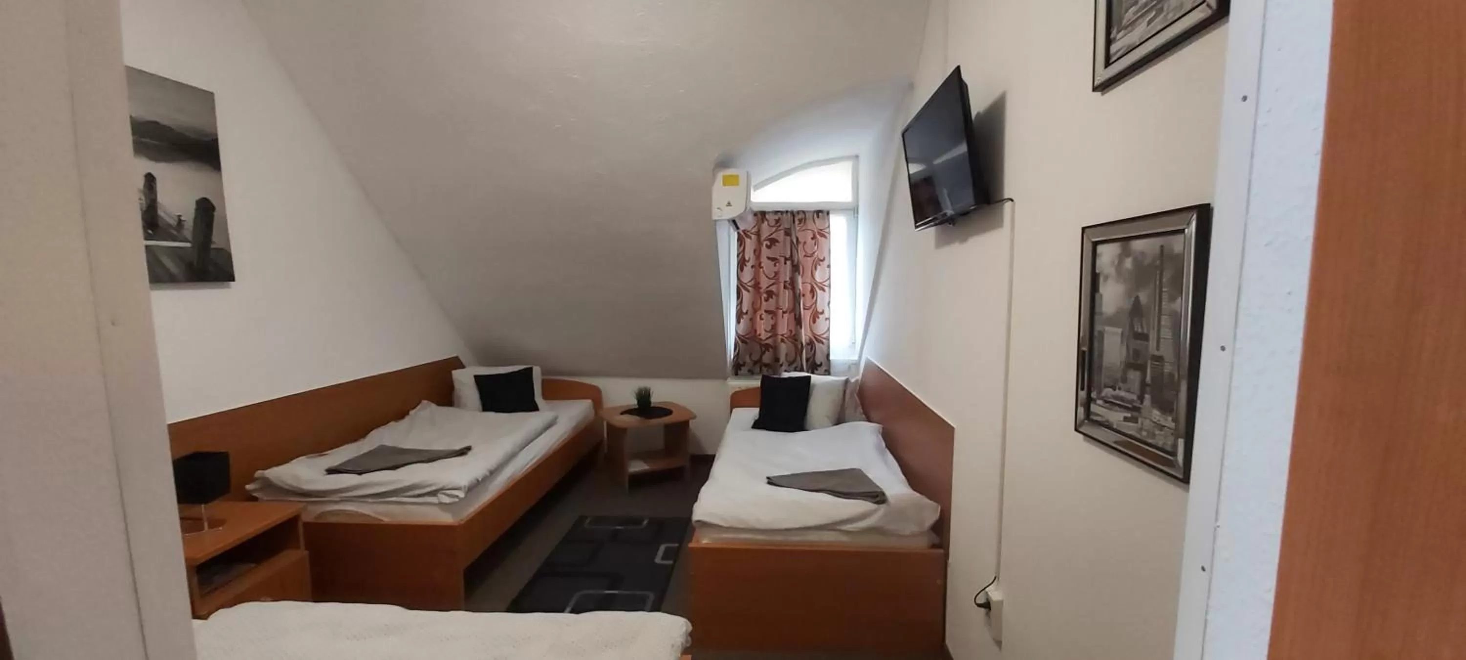 Bed in Romantik Étterem - Panzió