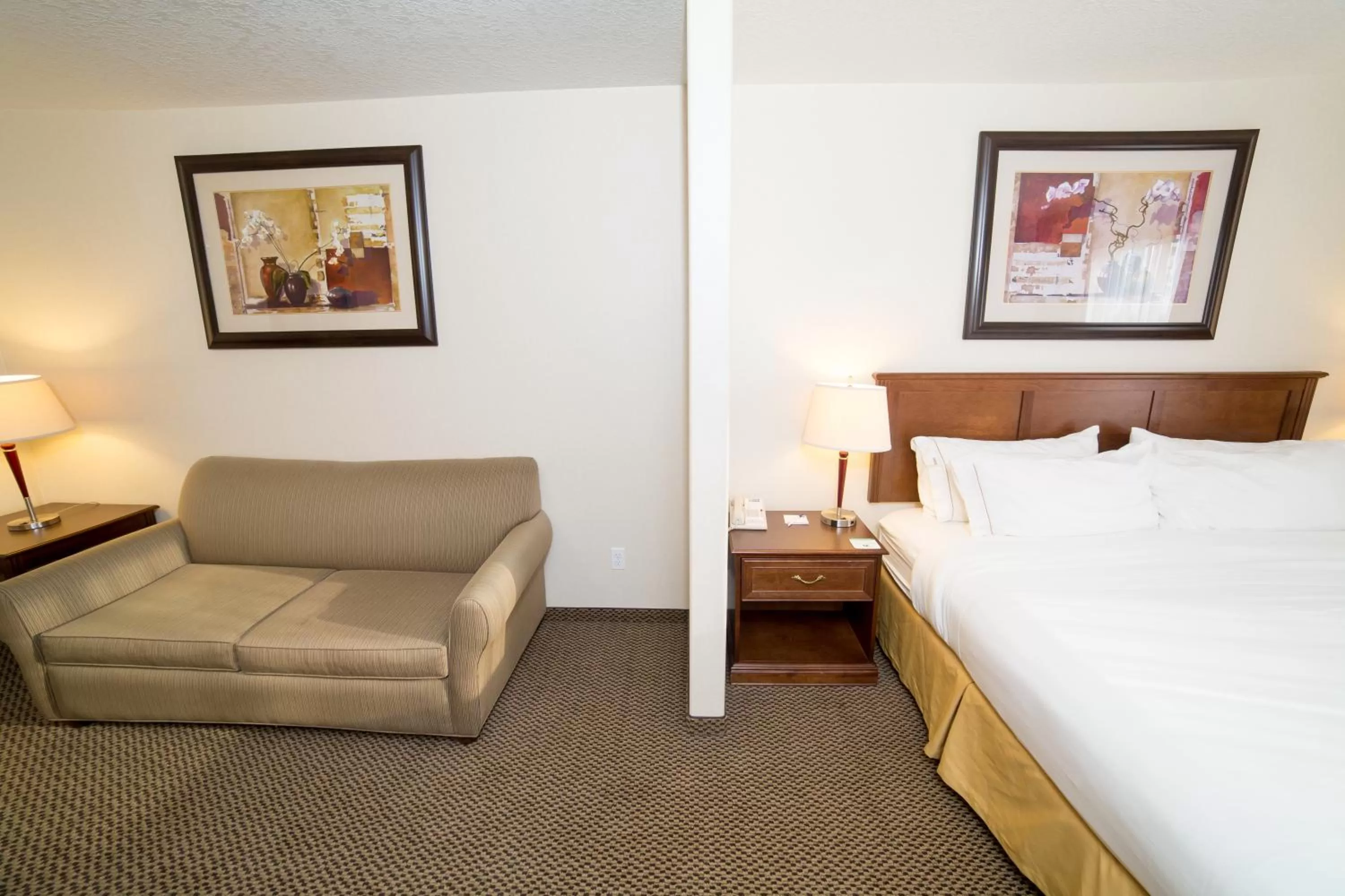 Coffee/tea facilities, Bed in Holiday Inn Express & Suites Drayton Valley by IHG