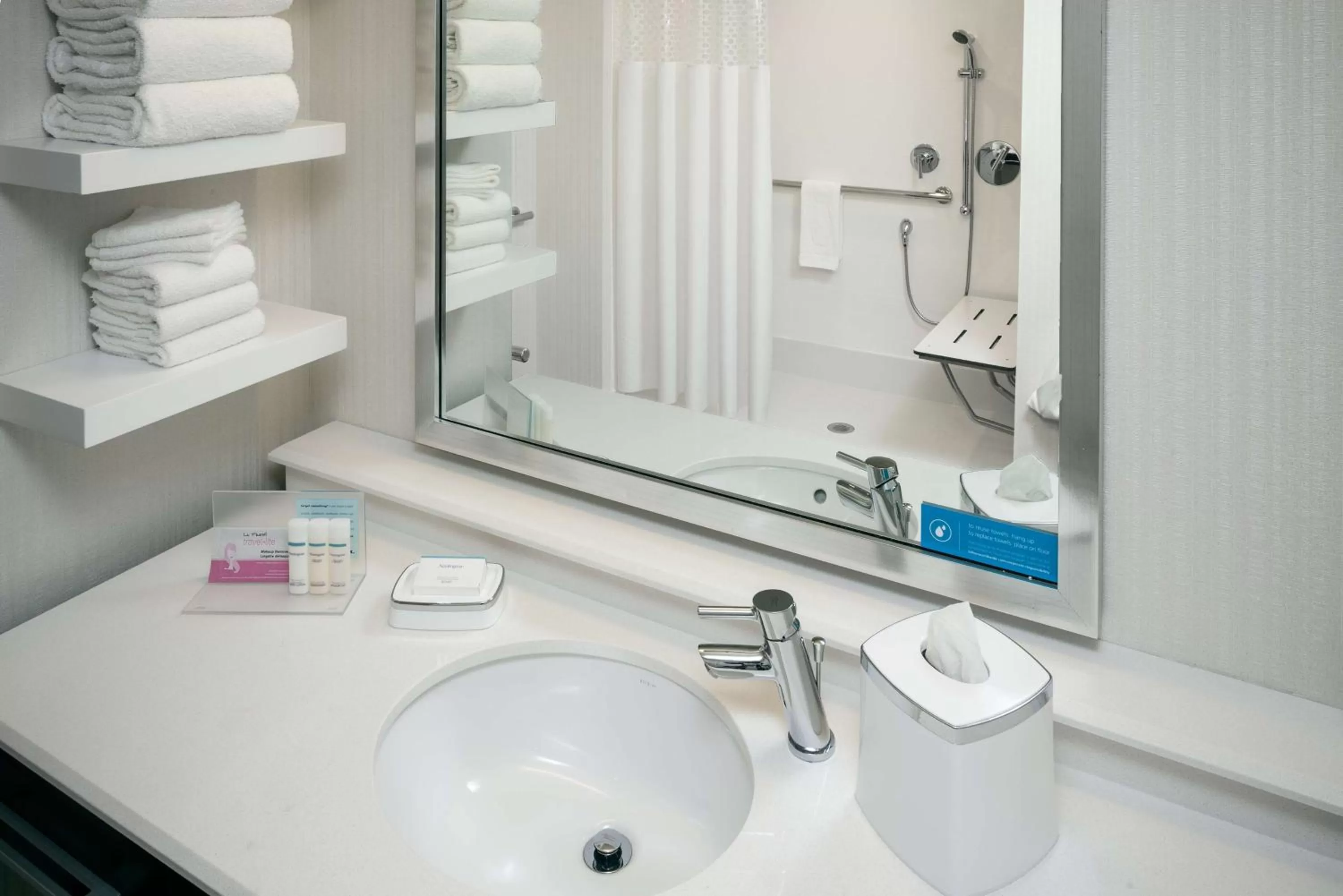 Bathroom in Hampton Inn & Suites by Hilton Seattle/Northgate