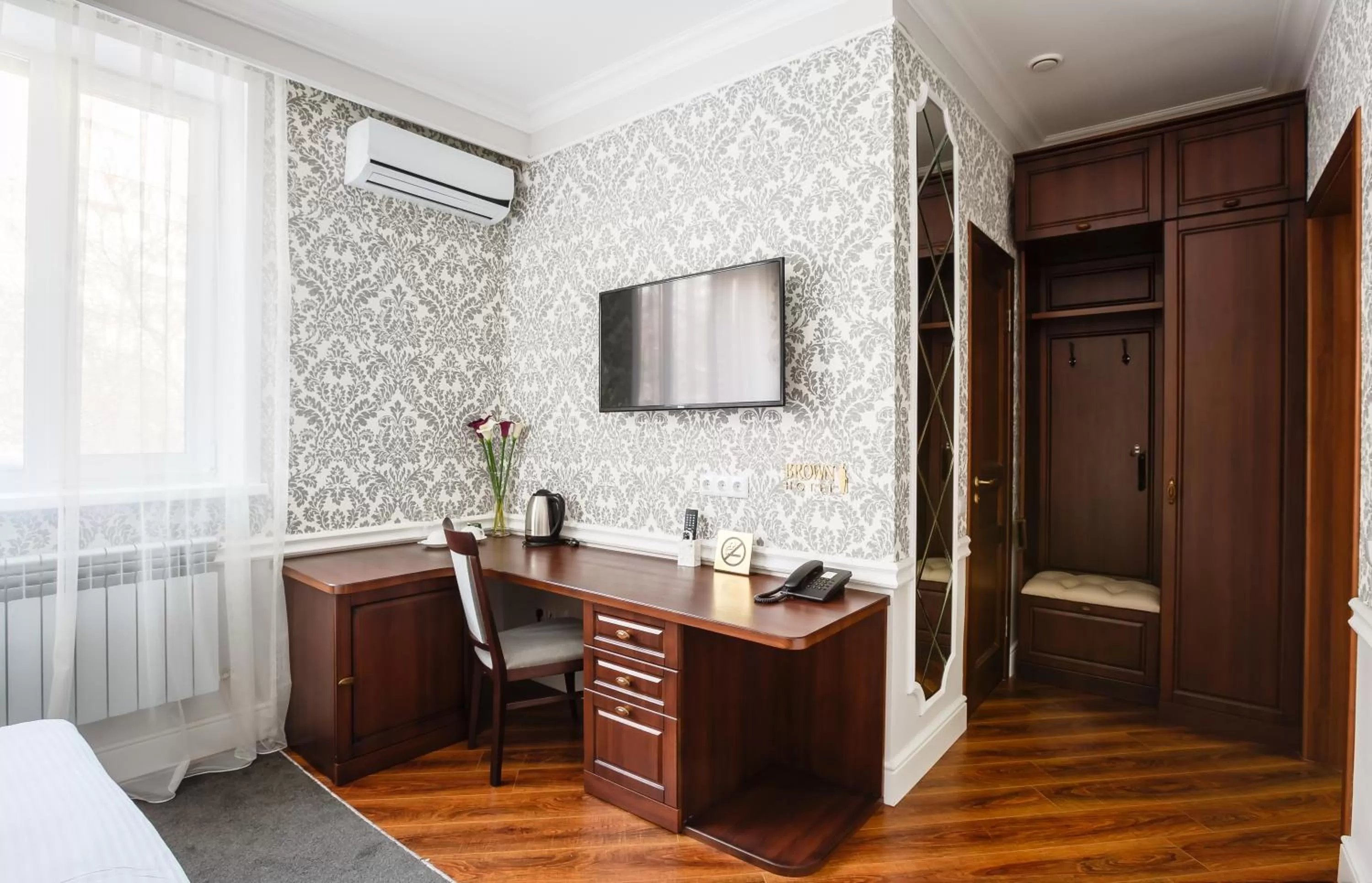 Seating area, TV/Entertainment Center in Brown Hotel