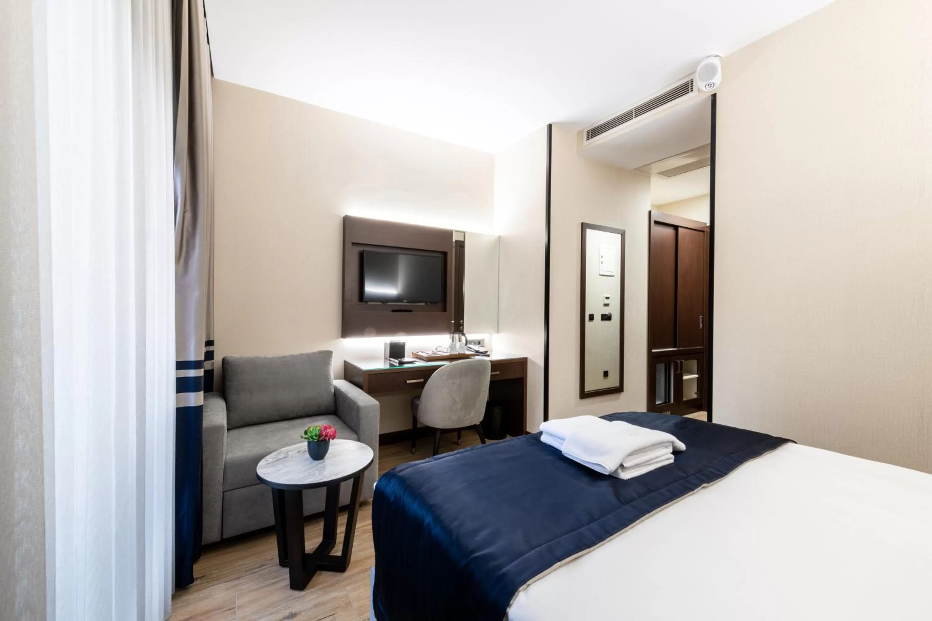 Photo of the whole room, Bed in Aprilis Deluxe Hotel