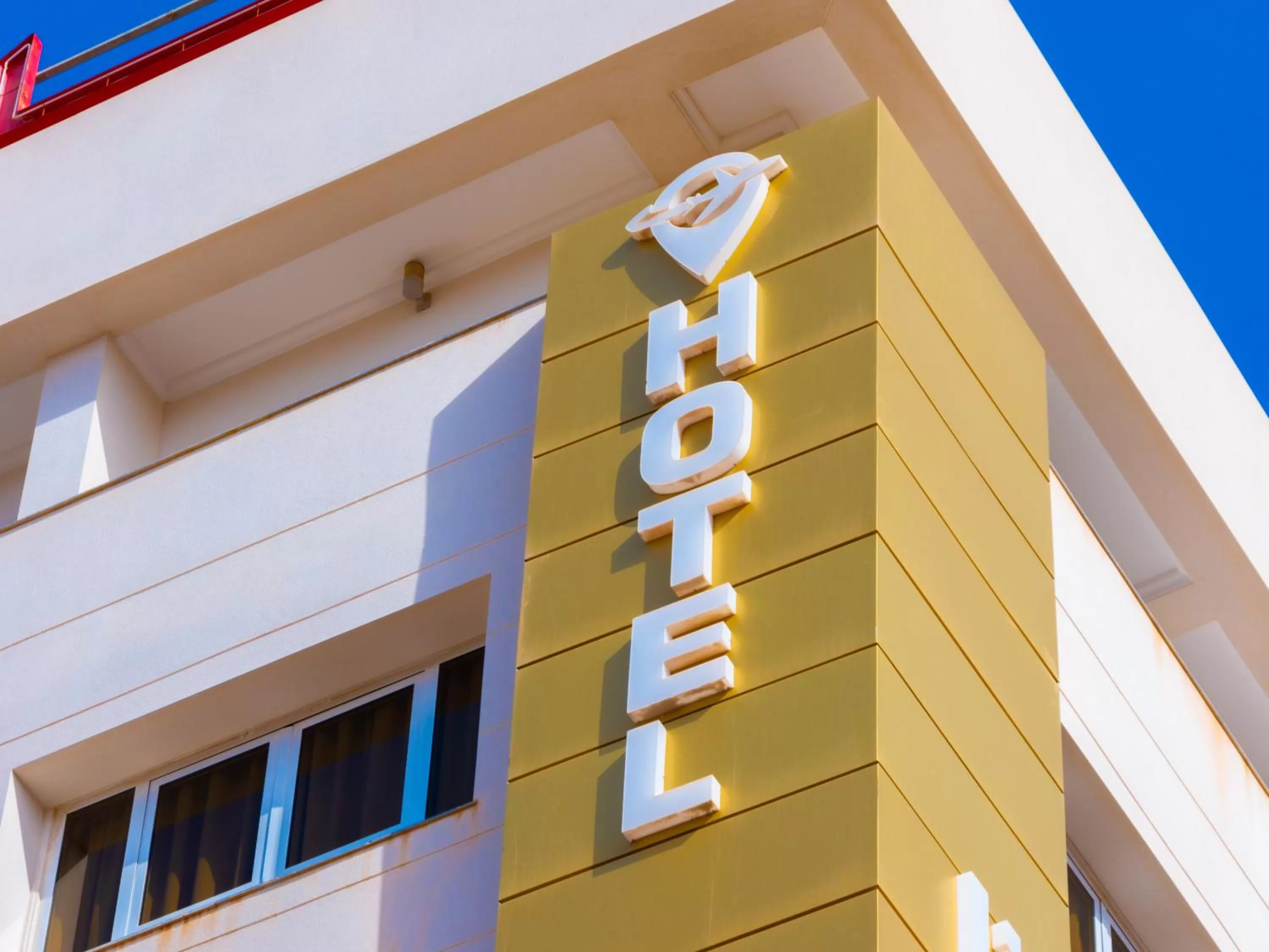 Property Logo/Sign in Hotel L'Aéroport