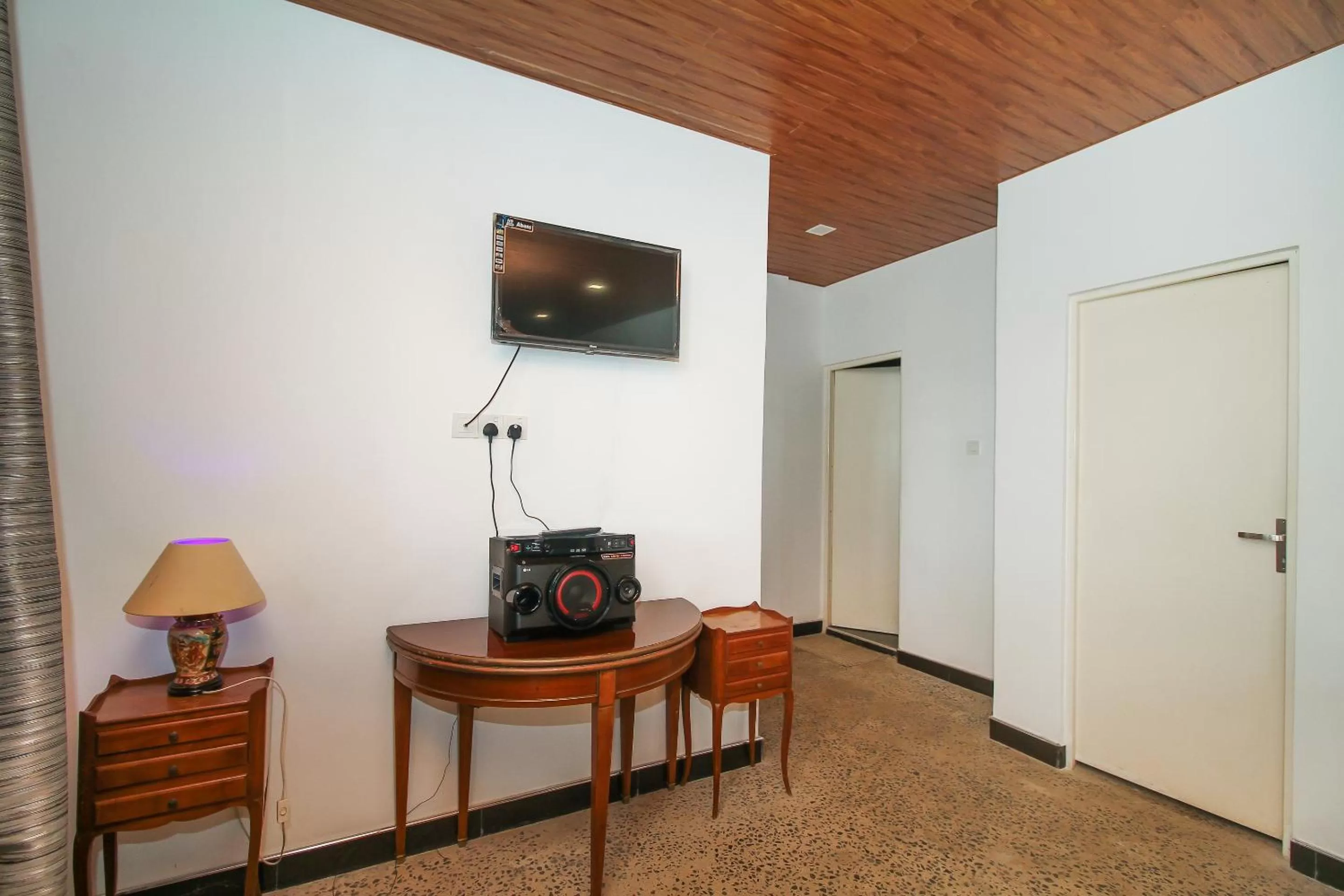 Bedroom, TV/Entertainment Center in Hotel 198 Negombo