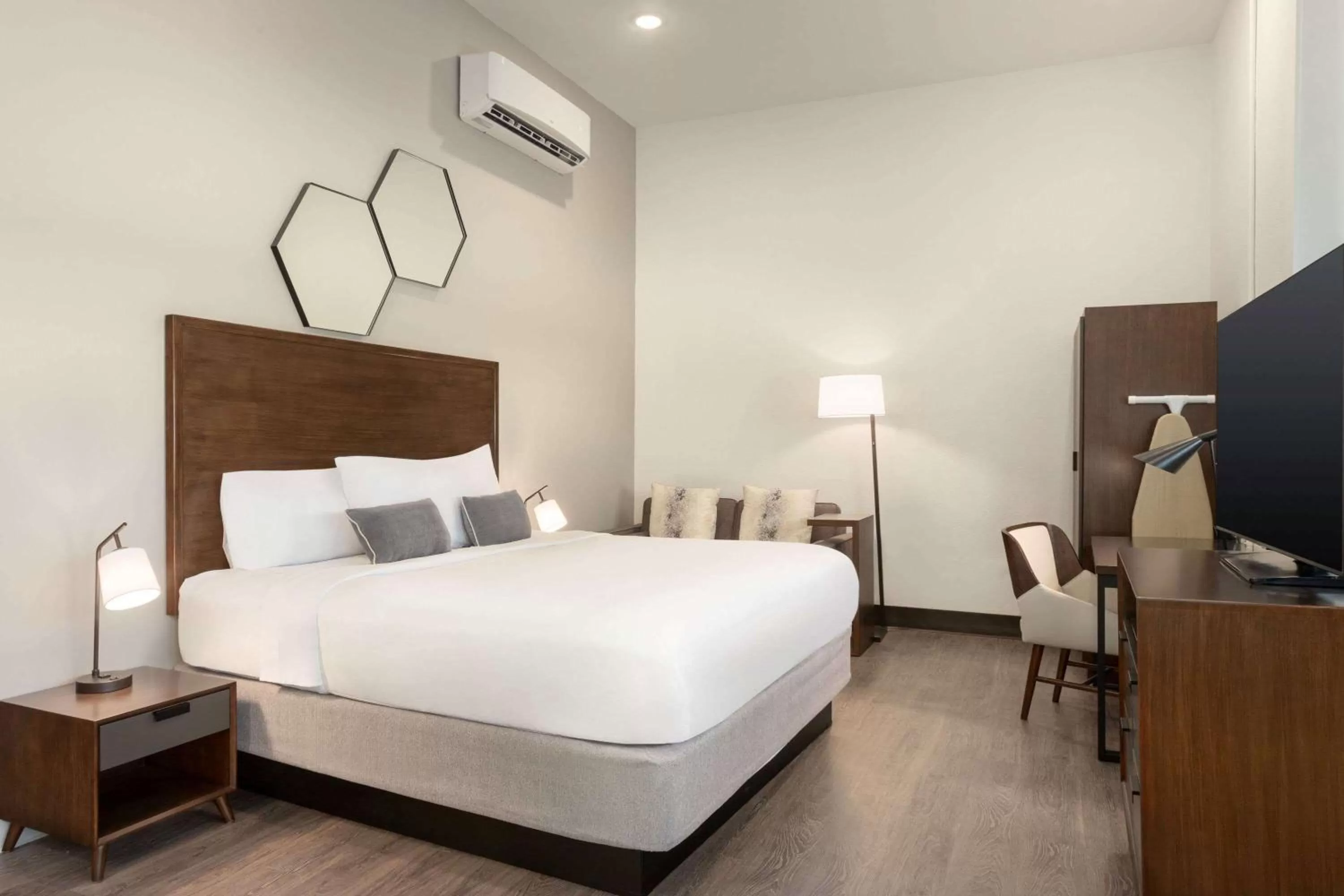 Photo of the whole room, Bed in Leavenworth Local Hotel