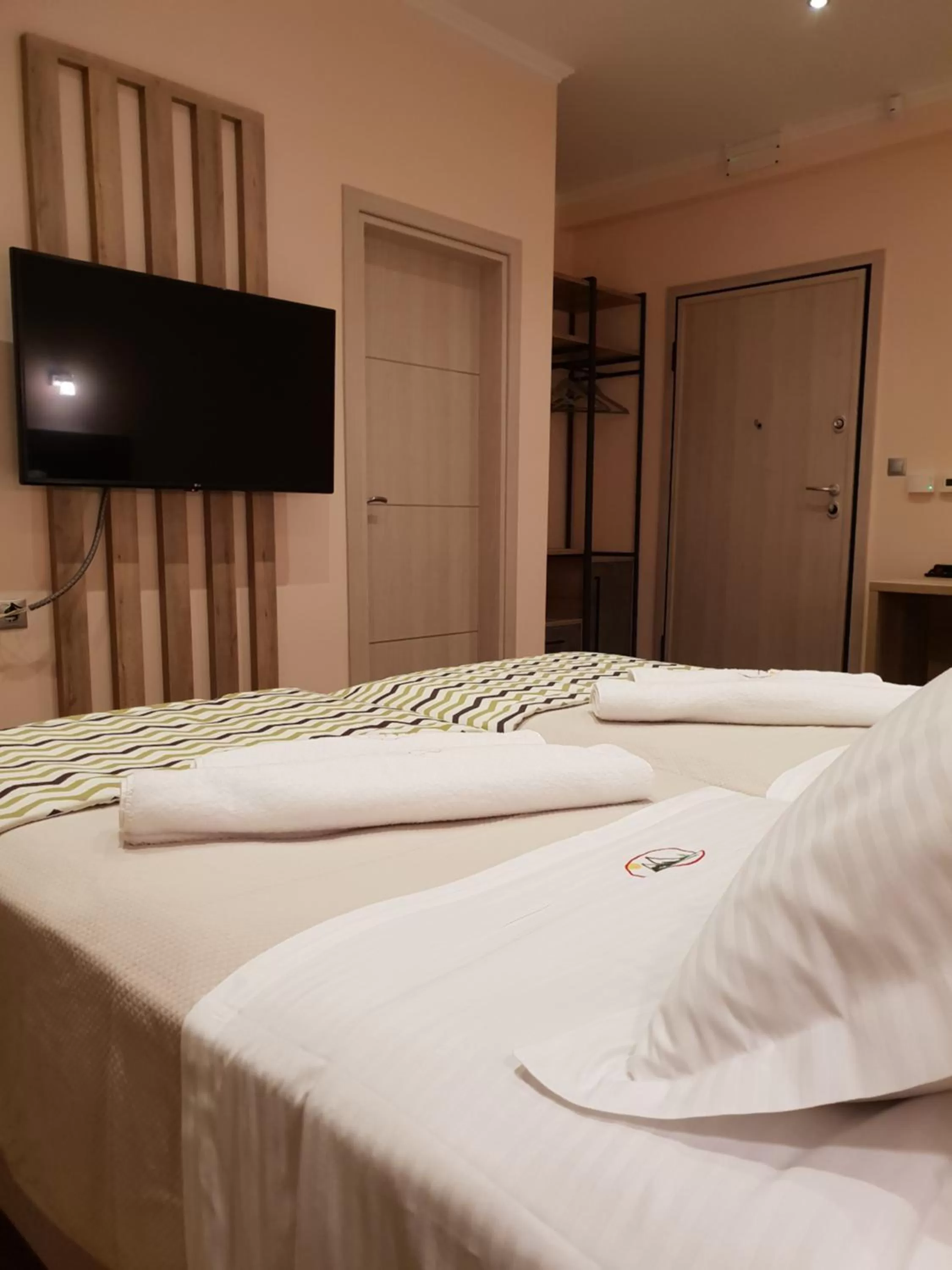 Photo of the whole room, Bed in Mondeus Inn Luxury