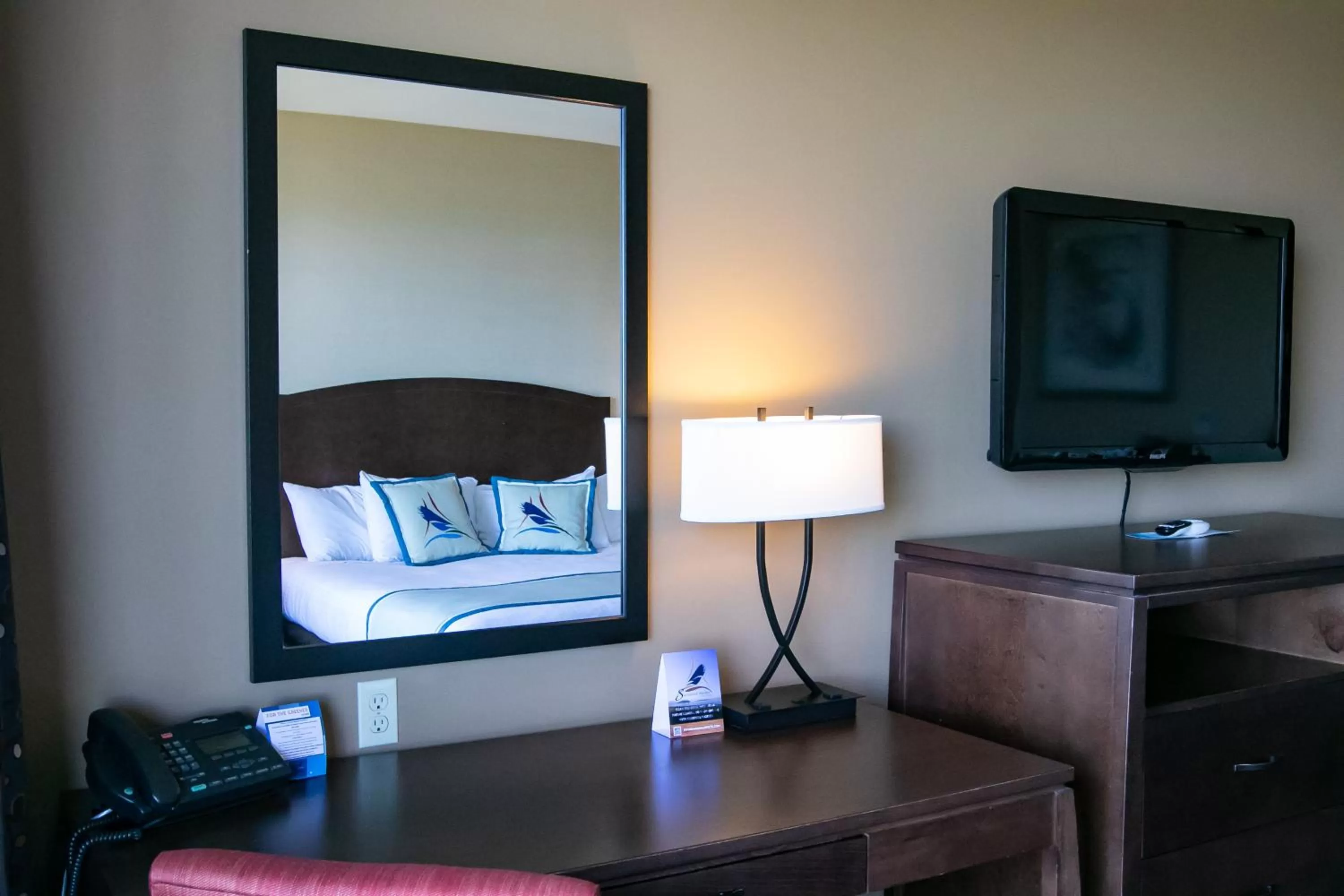Bedroom, Bed in Swinomish Casino & Lodge