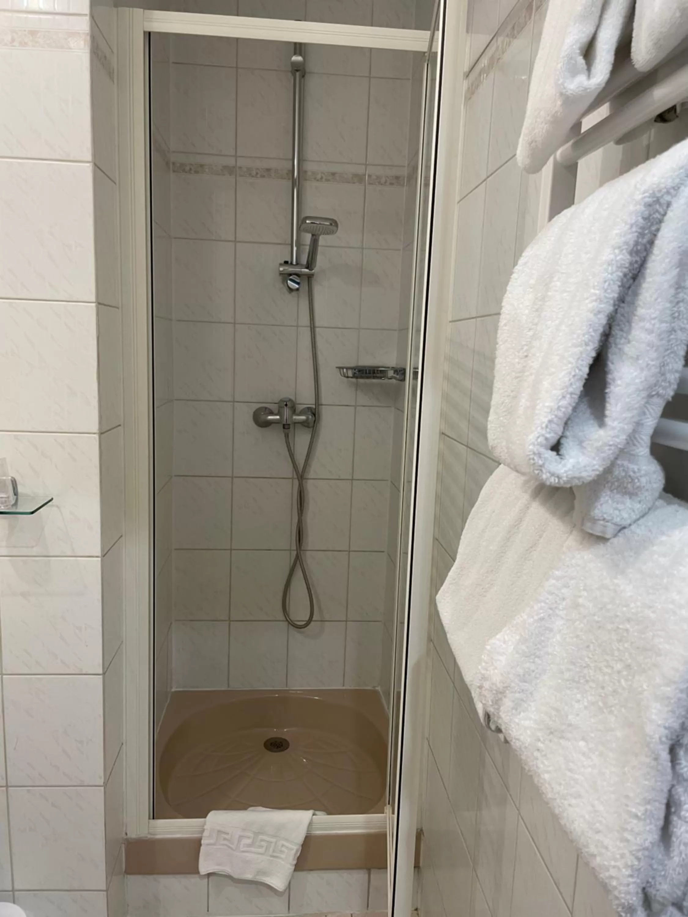 Bathroom in Hôtel Porte Mars - Reims Gare Centre Arena