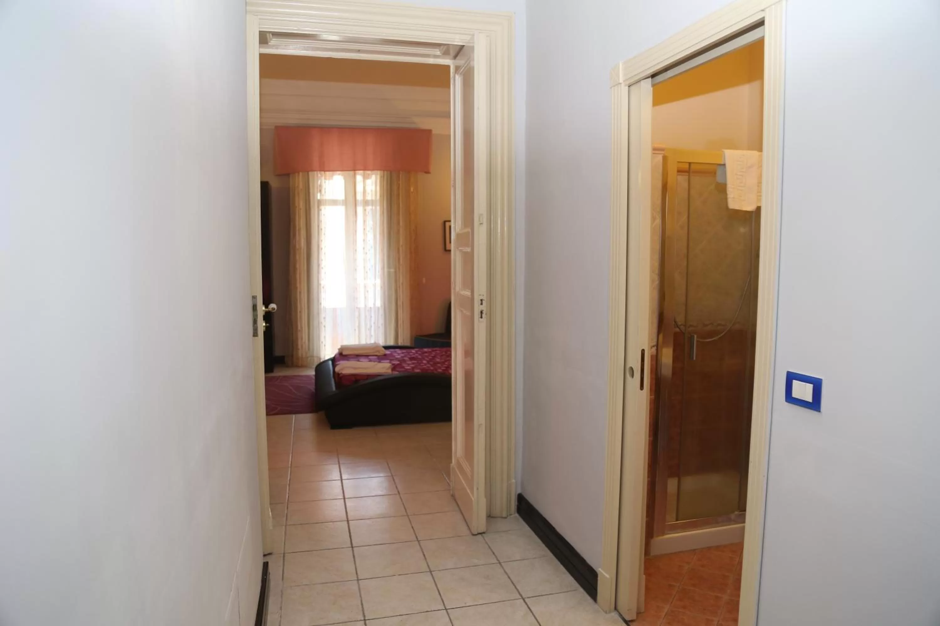 Bathroom, Bed in Hotel Sangiuliano 132 centro storico Catania