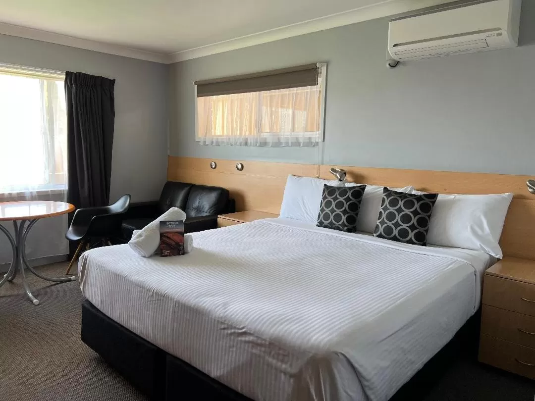 Bed in Jumbuck Motor Inn