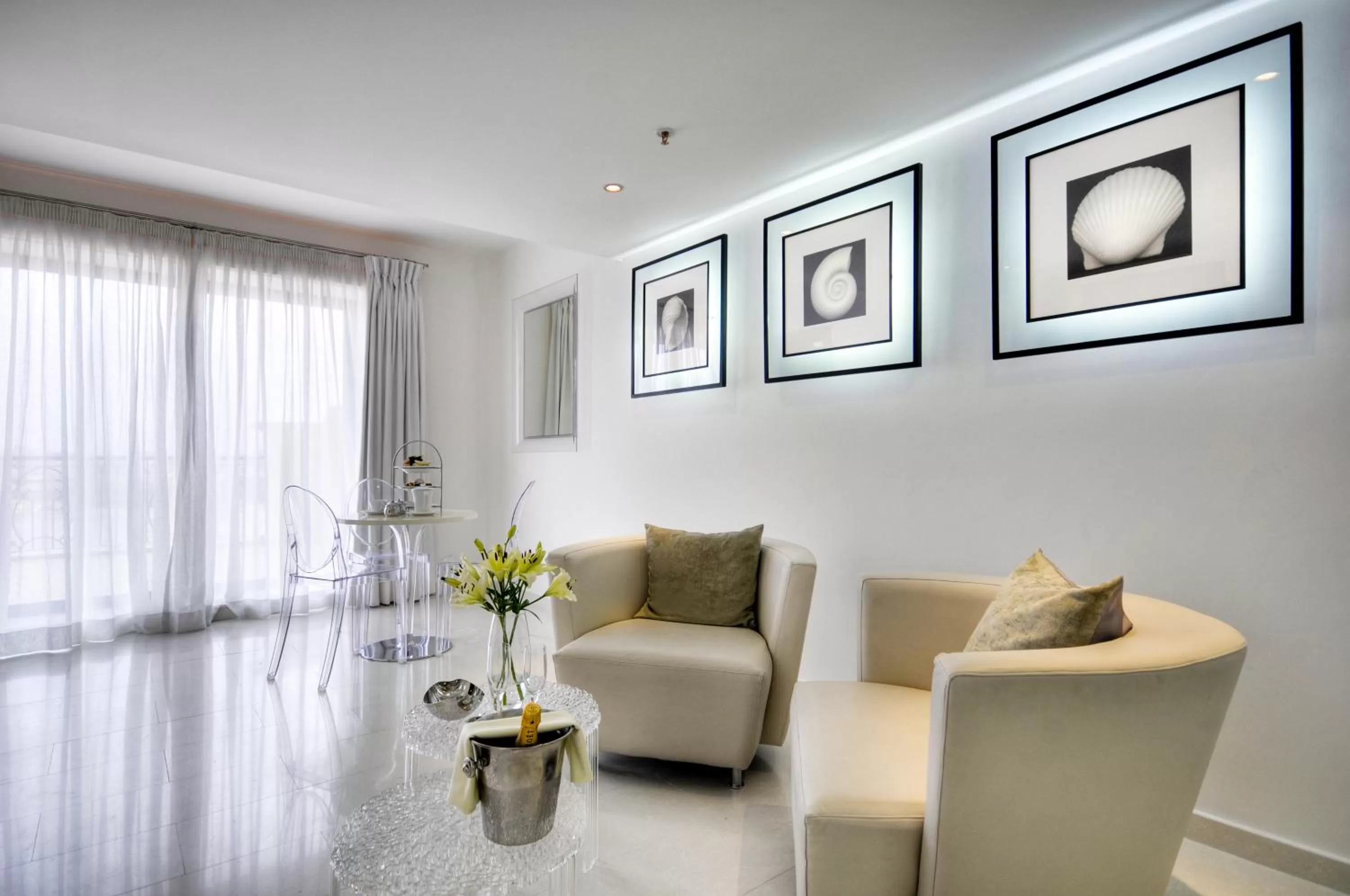 Photo of the whole room in AX The Palace