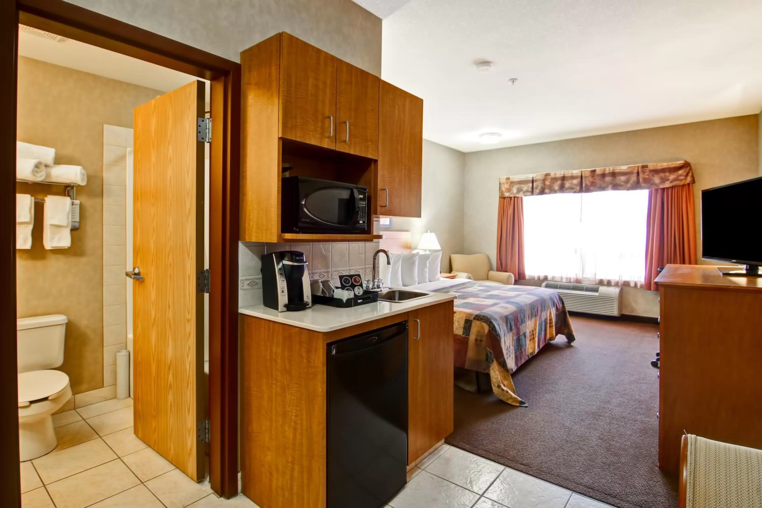 Bathroom, Bed in Canalta Stettler