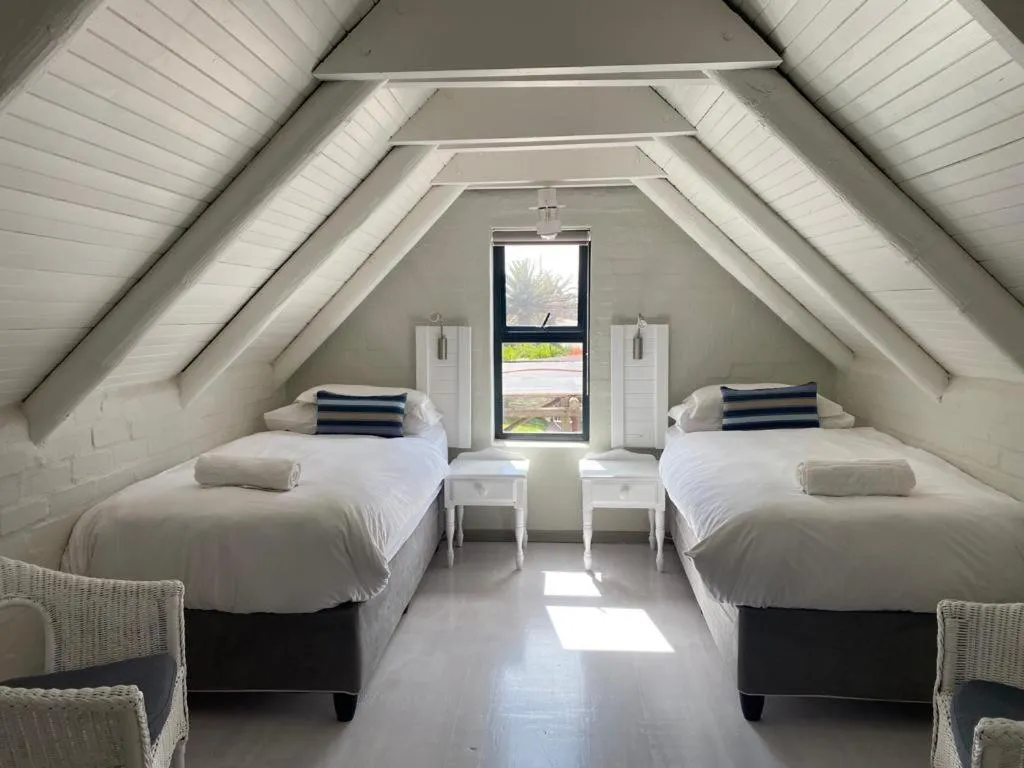 Bedroom, Bed in Blue Bay Lodge