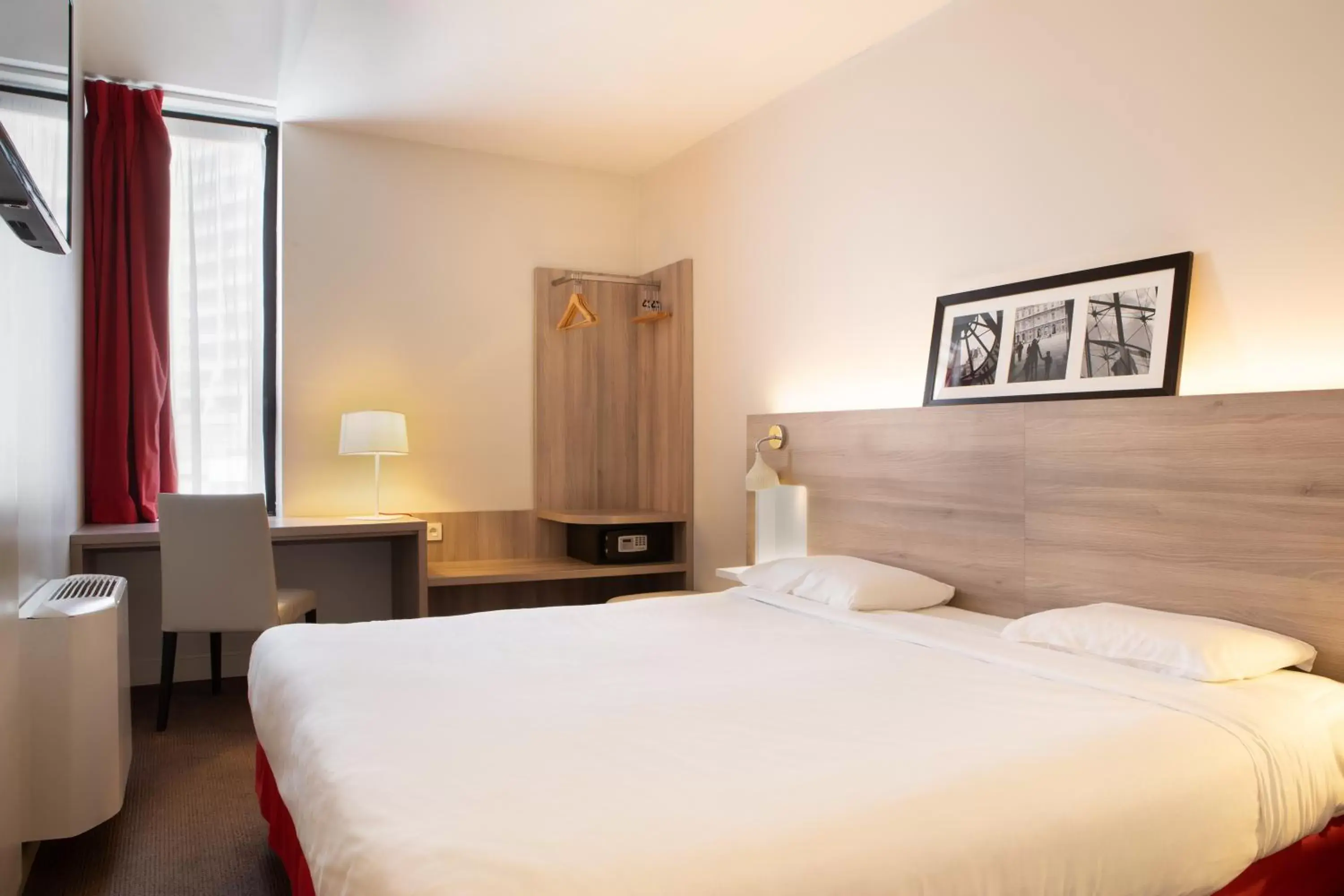 Superior Double Room in Kyriad Paris Est - Bois de Vincennes Superior Double Room in Kyriad Paris Est - Bois de Vincennes