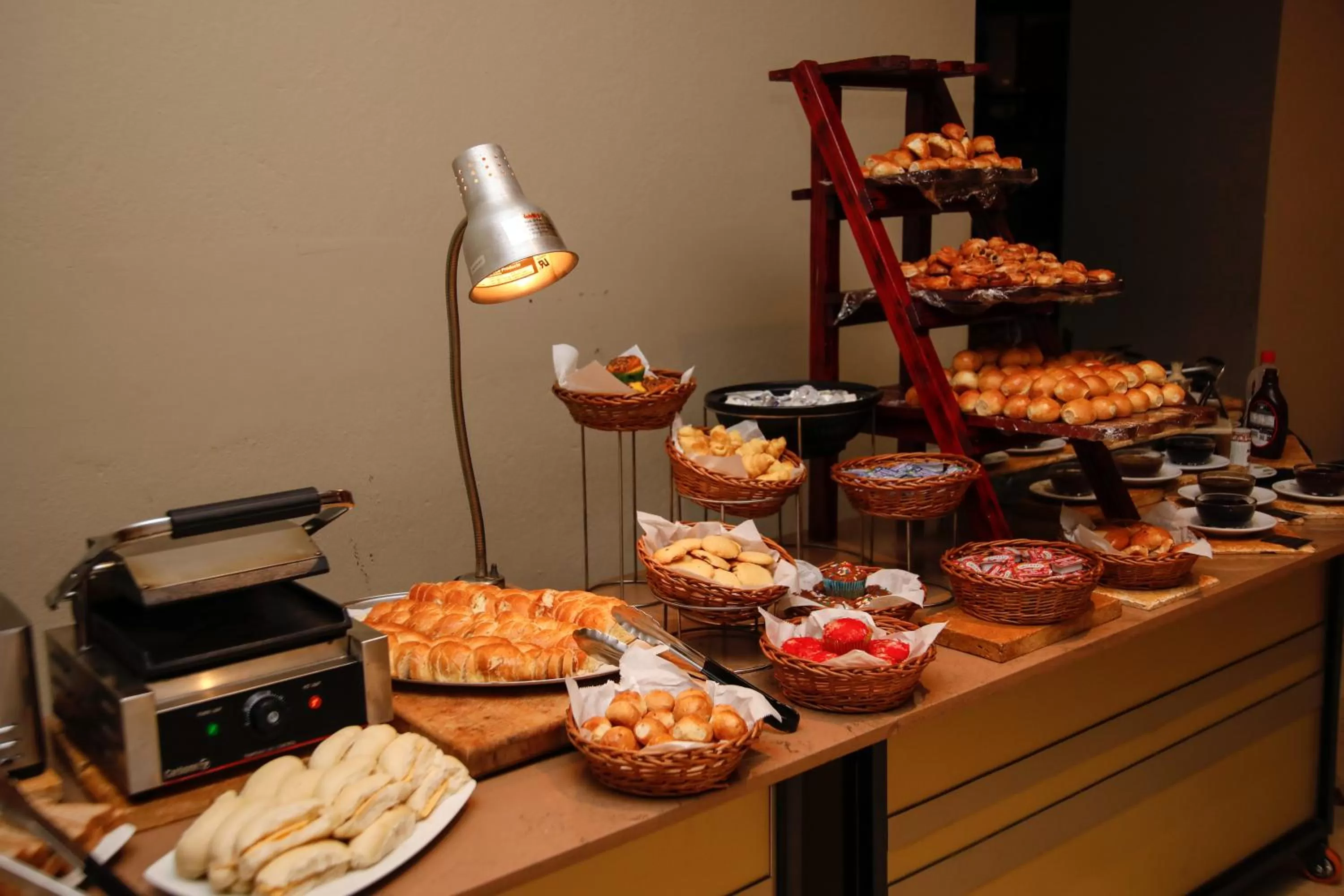 Buffet breakfast in Plaza Paitilla Inn