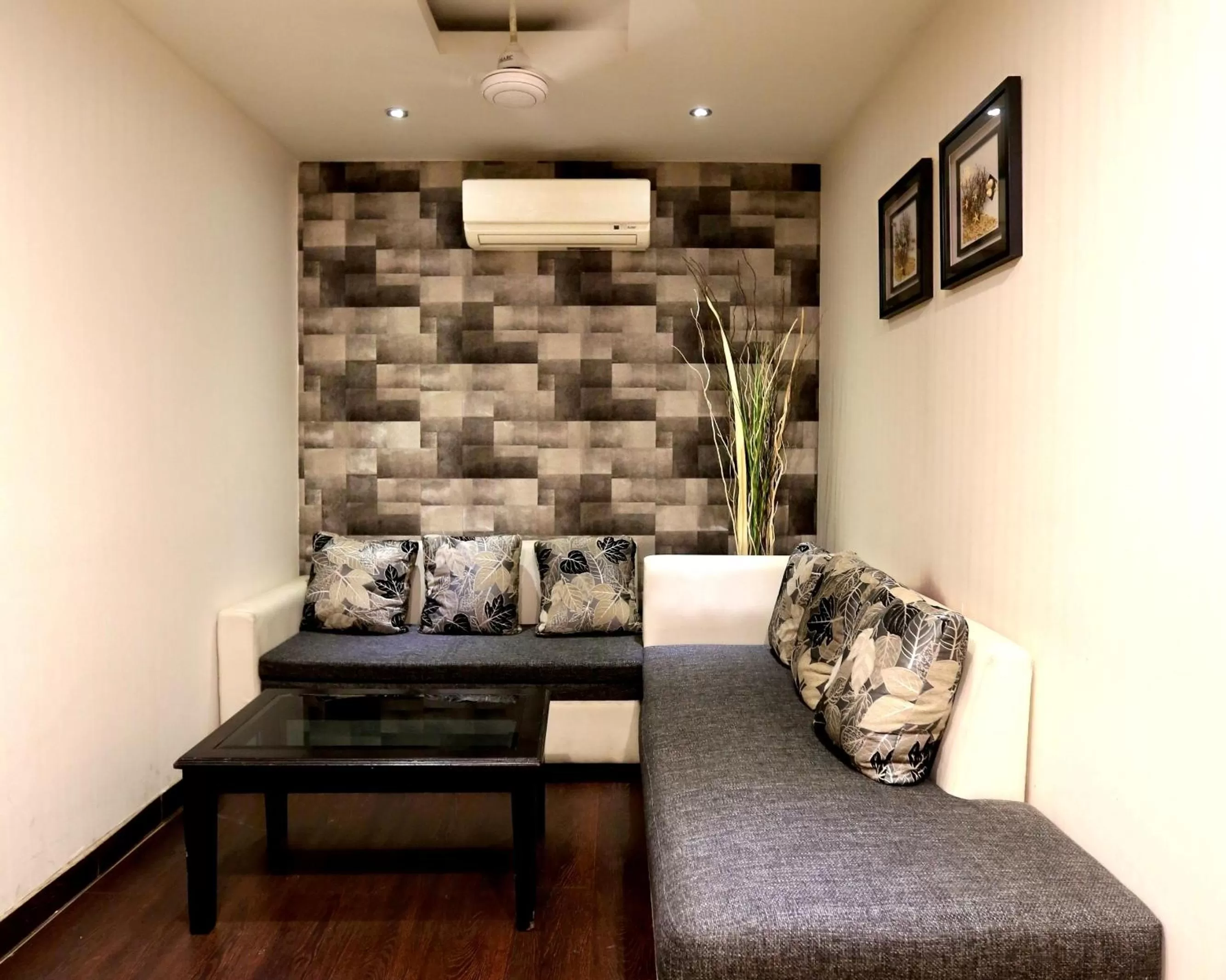 Decorative detail in Hotel Oyster