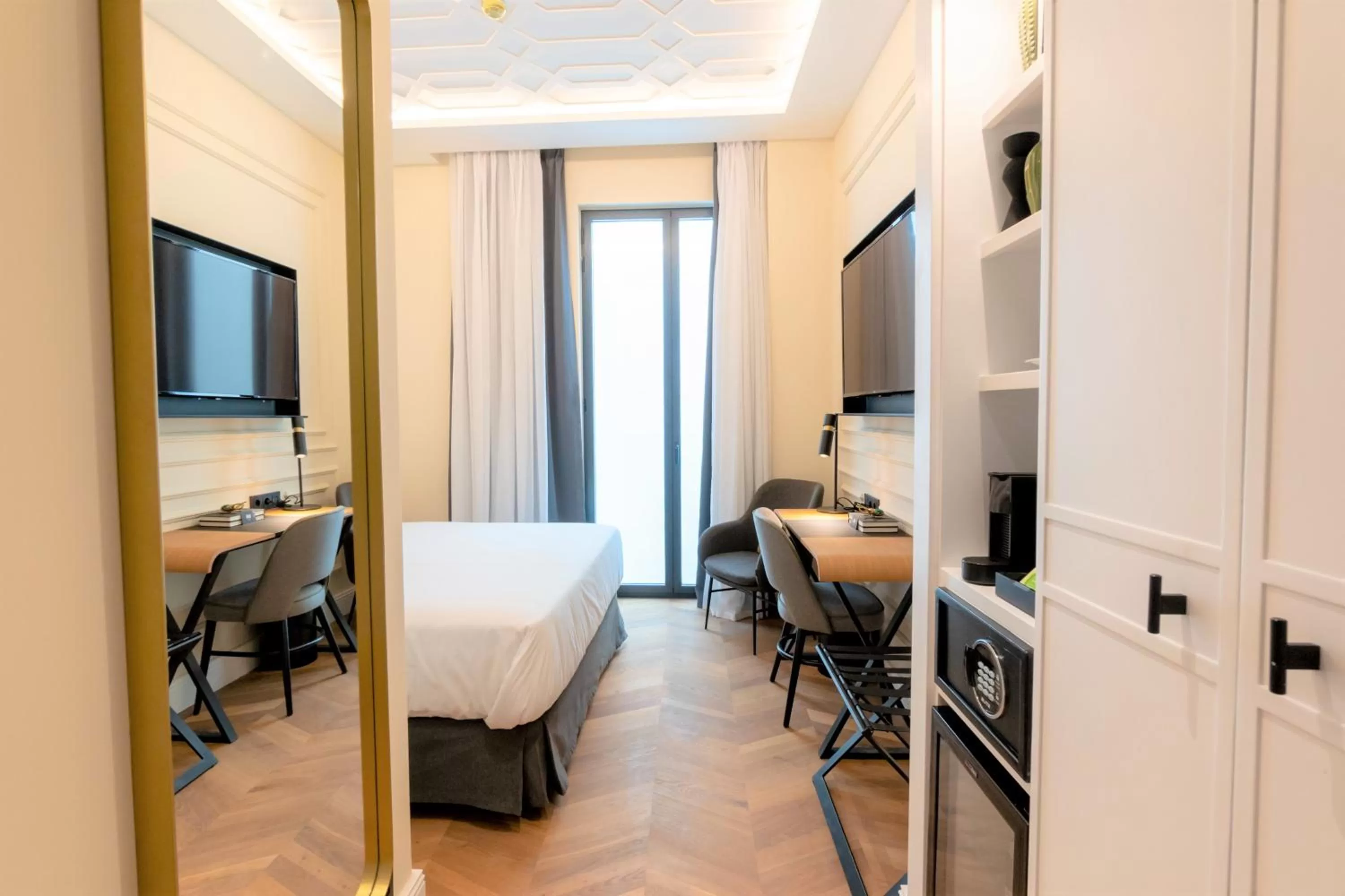 Seating area, Bed in L&H Gran Vía Valencia