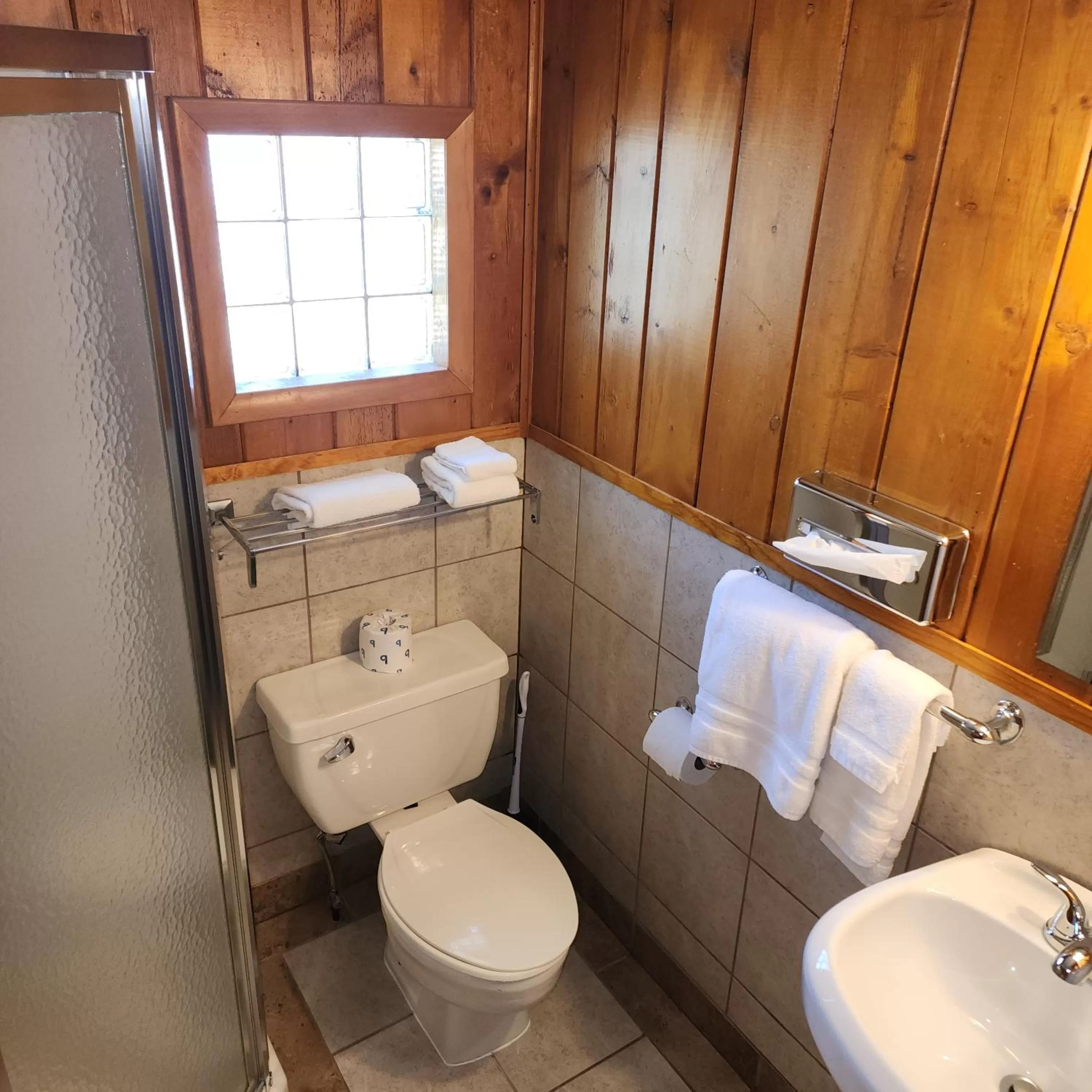 Bathroom in Canyon Motel near Rocky Mountain National Park