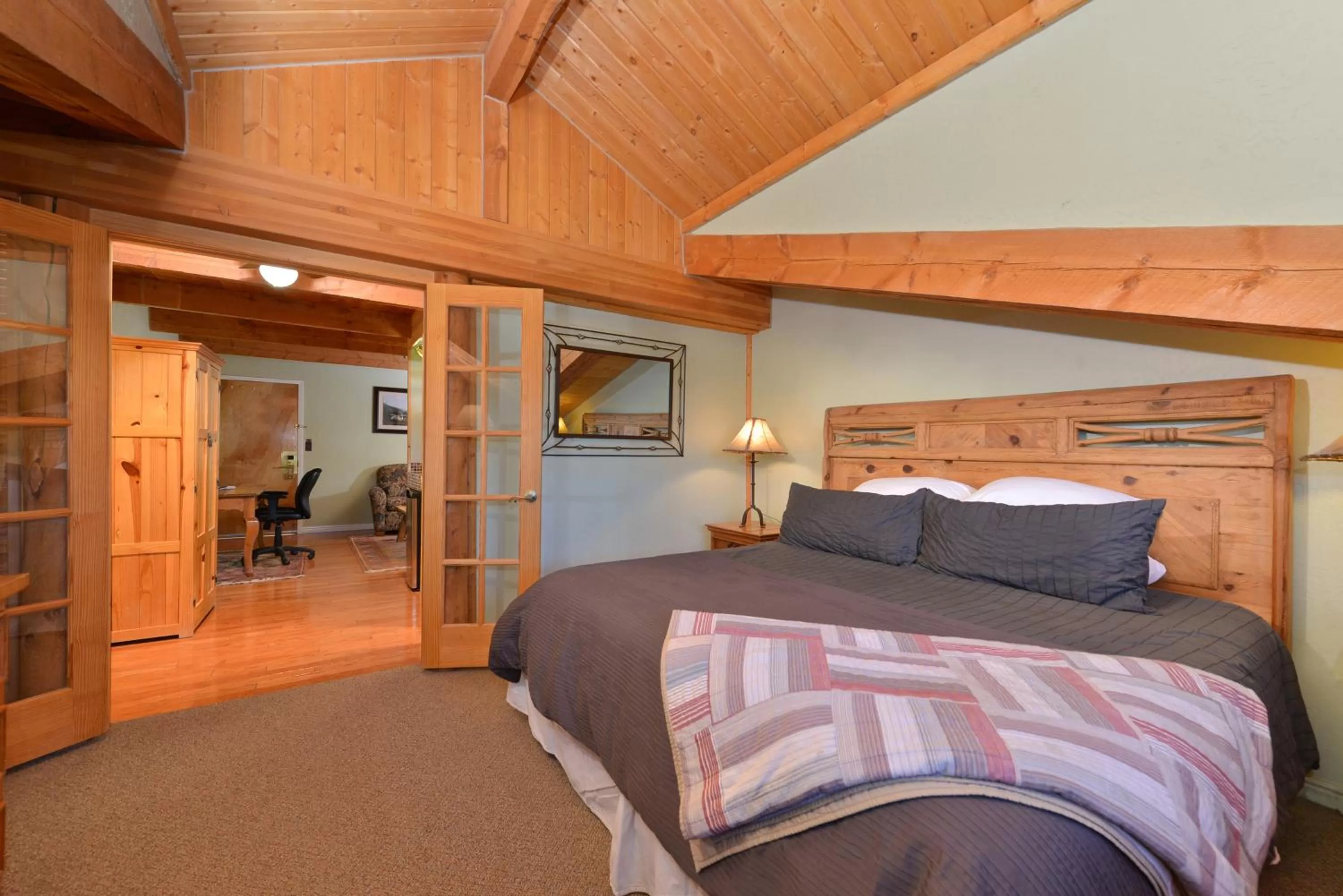 Photo of the whole room, Bed in The Boulder Creek Lodge