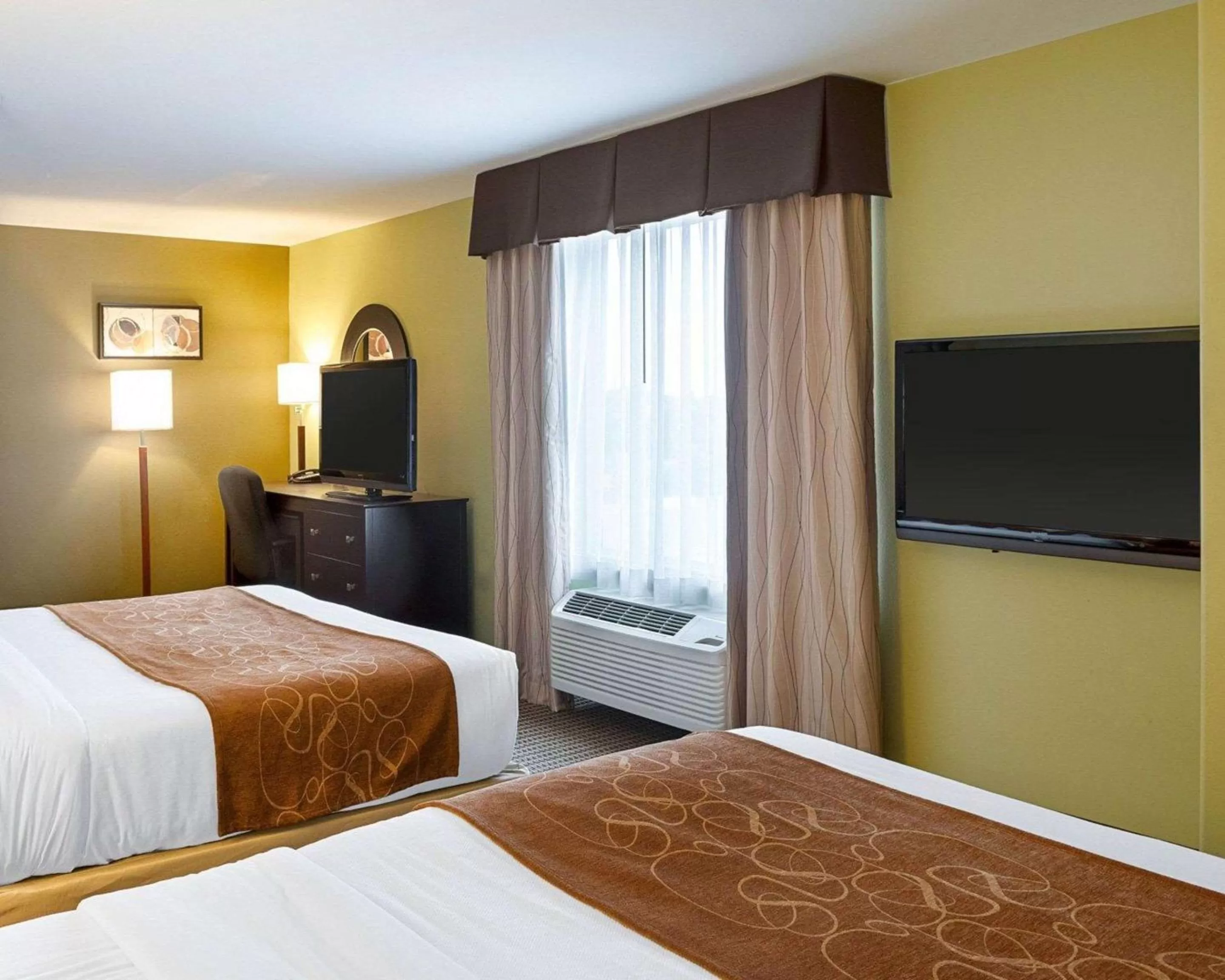 Photo of the whole room, Bed in Comfort Suites Harvey - New Orleans West