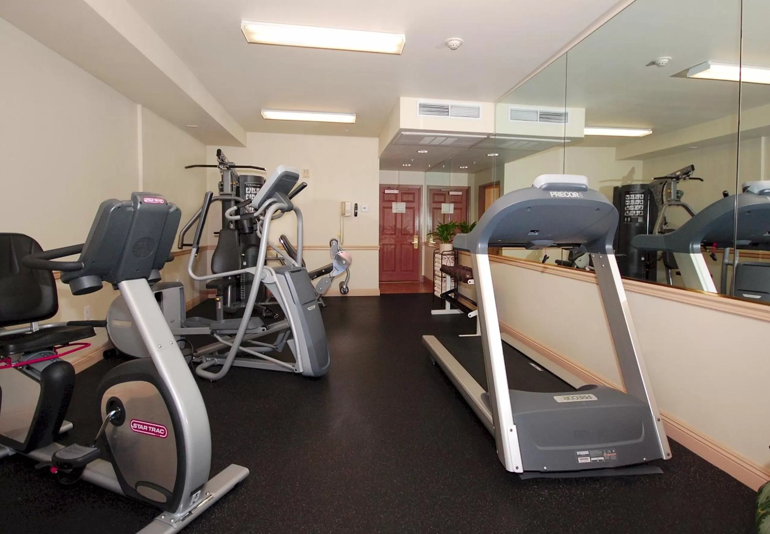 Fitness centre/facilities in Ayres Hotel Anaheim