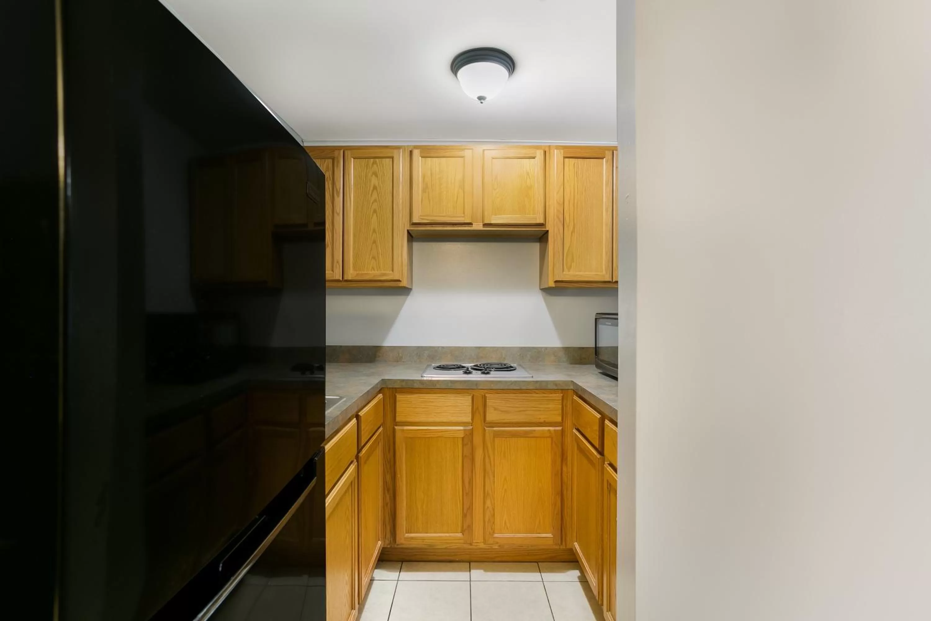 Kitchen or kitchenette in HomeTowne Studios by Red Roof Denver, PA