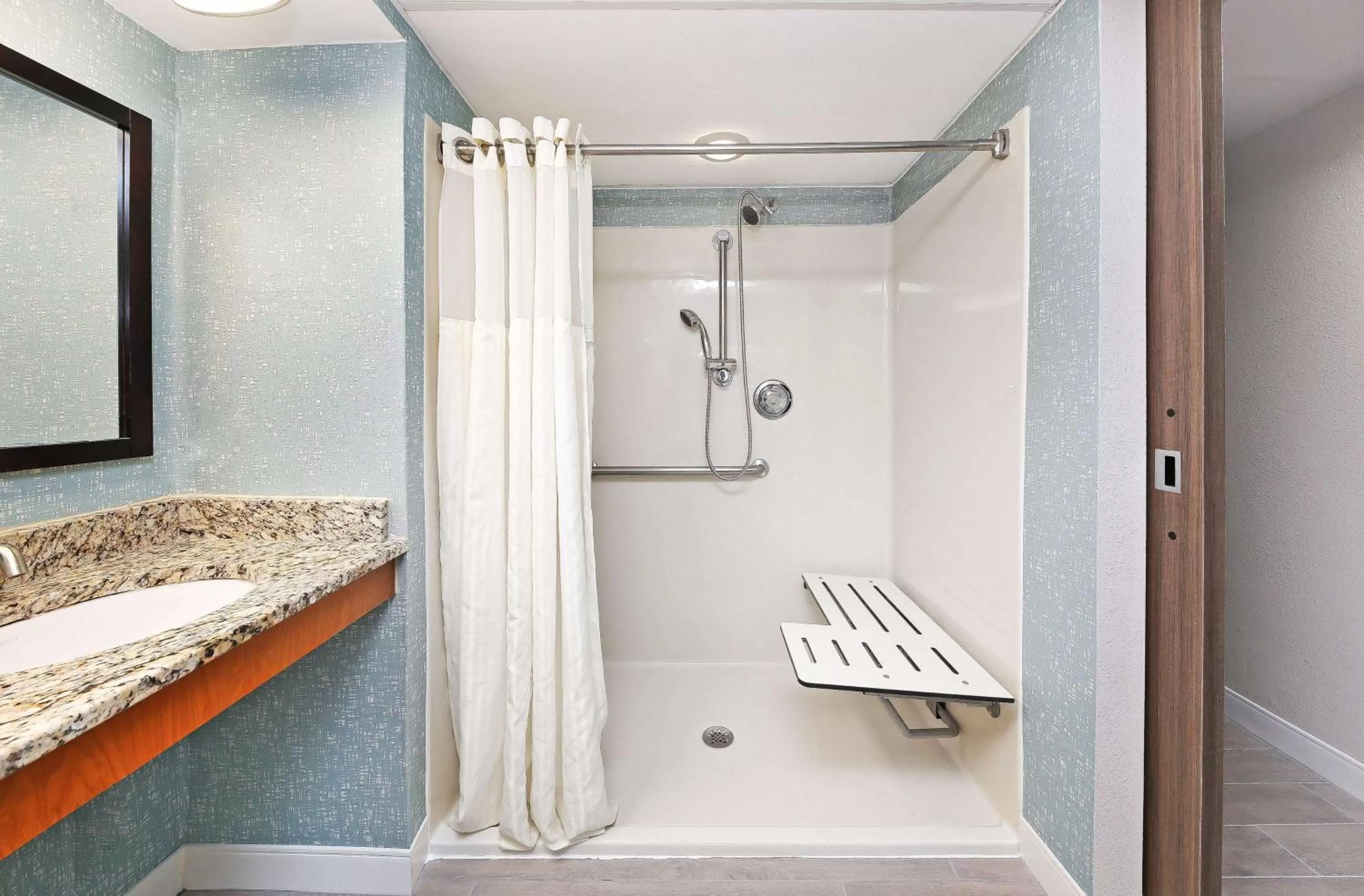Double Room - Hearing/Mobile Access with Roll in Shower/ Non-Smoking in DoubleTree by Hilton Virginia Beach