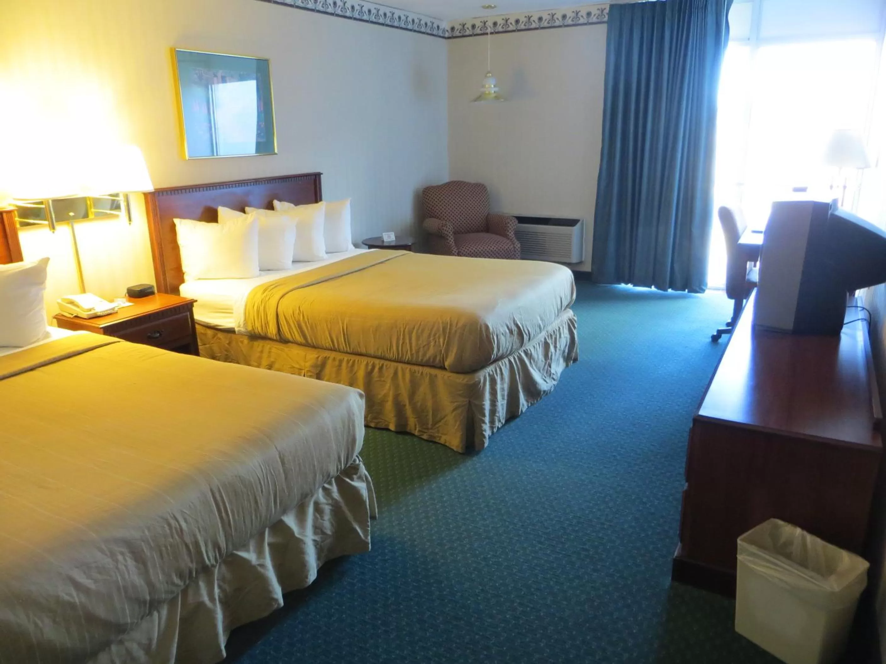 Double Room with Two Double Beds and Bath Tub - Mobility Accessible/Non-Smoking in Days Inn by Wyndham Grand Island I-80
