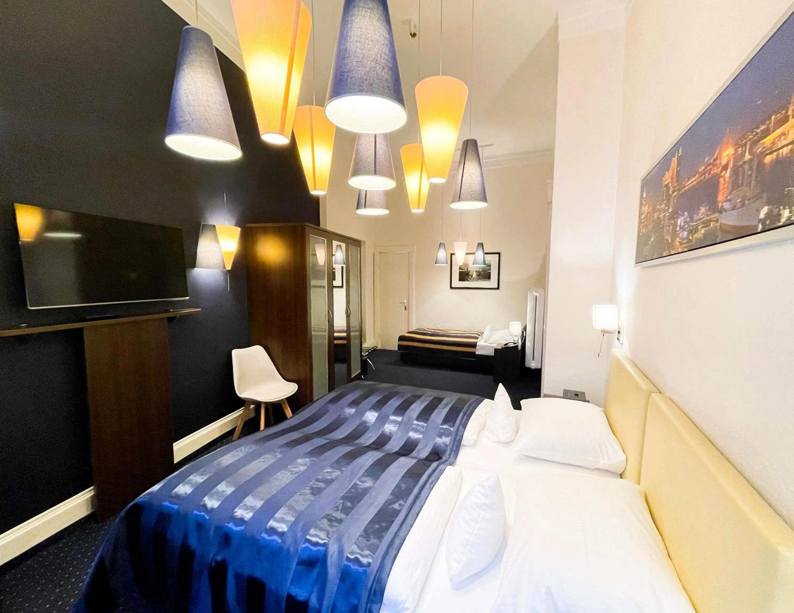 Photo of the whole room, Bed in Hotel Wagner im Dammtorpalais