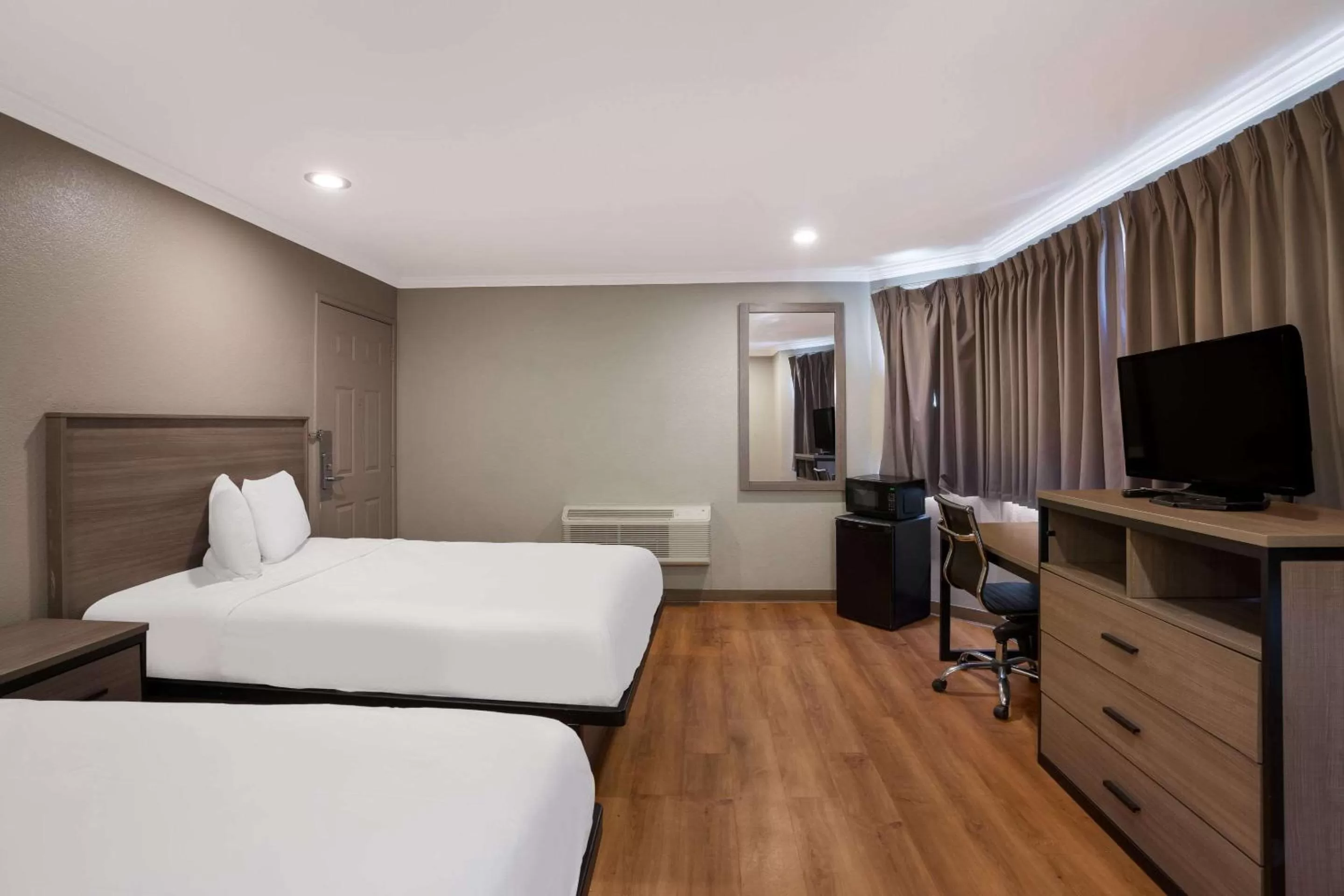 Bedroom, Bed in Econo Lodge