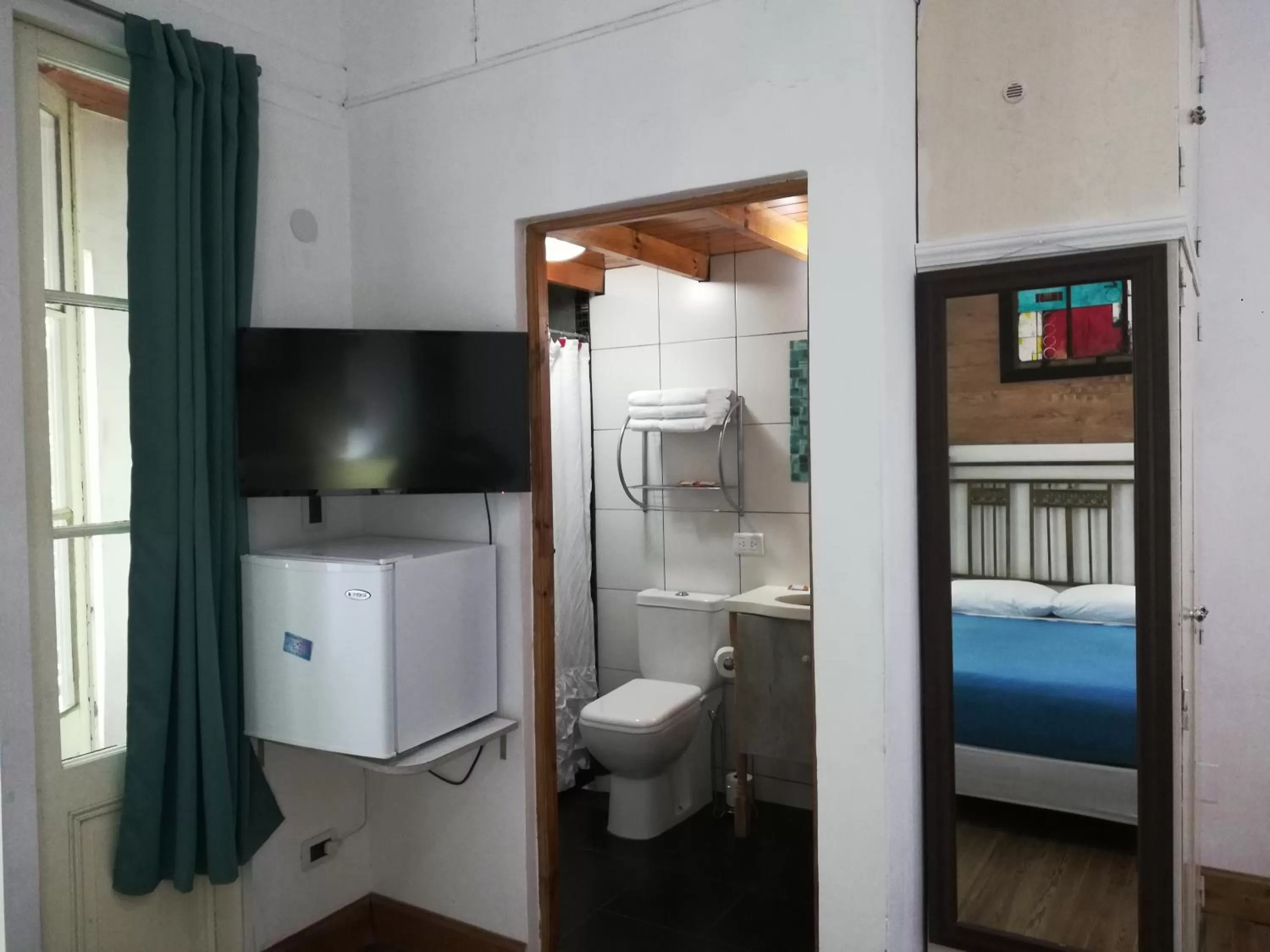 TV/Entertainment Center in Casablanca Boutique Hotel Adrogué